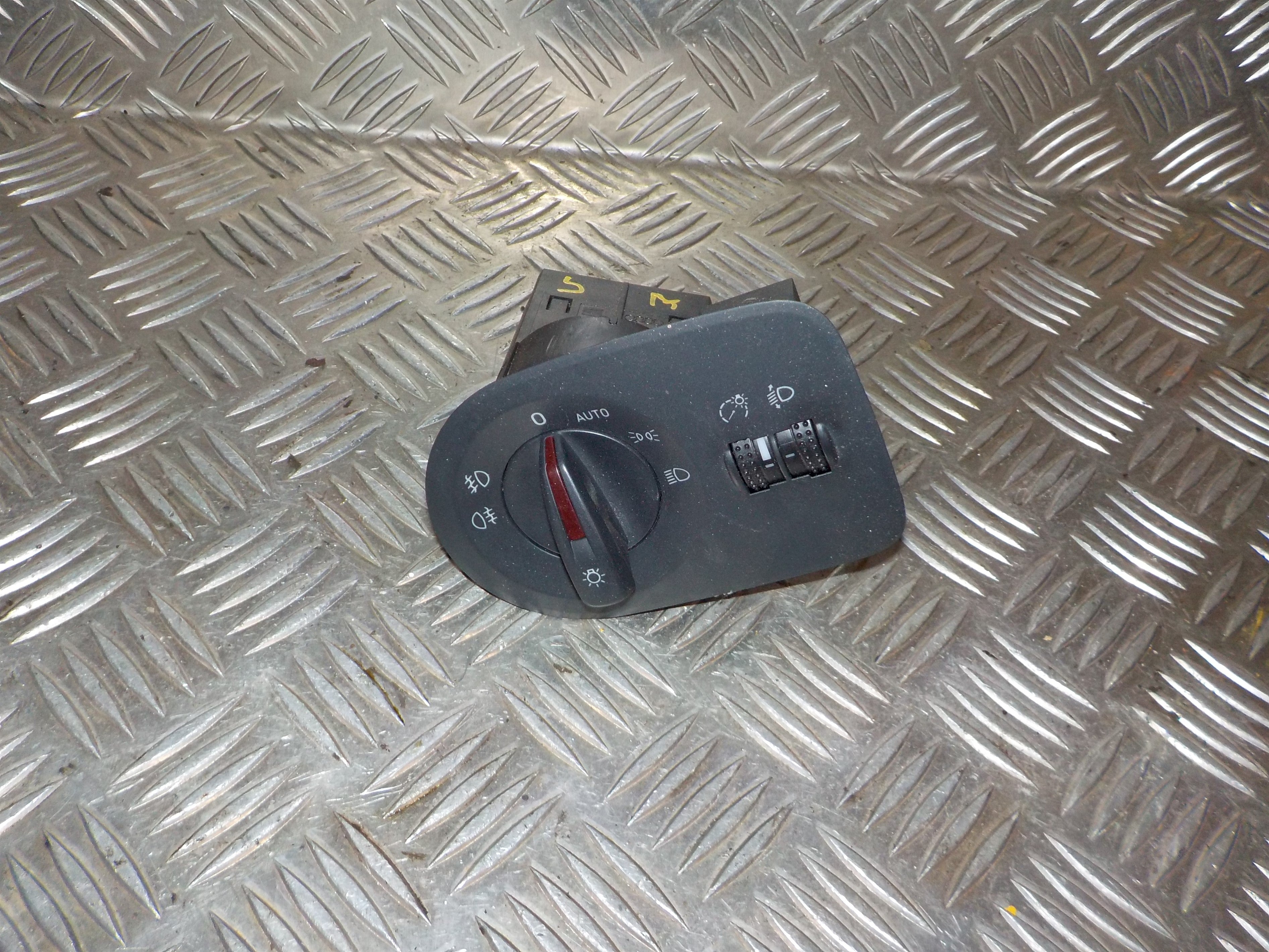 Seat Ibiza Kontakt Lys Med OEM Nr. 6J1941531AF Fra Seat Ophugger