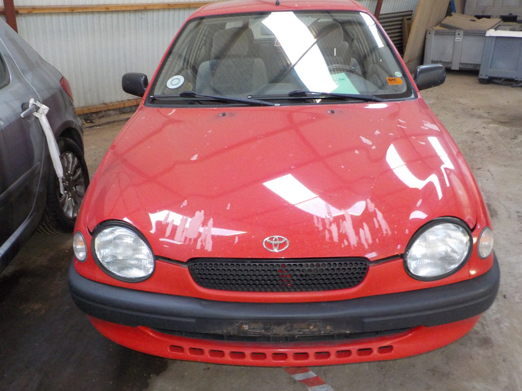 Toyota Corolla 3D E11 Pluk-Selv-Bil Med OEM Nr. Ophugger Fra Toyota Ophugger