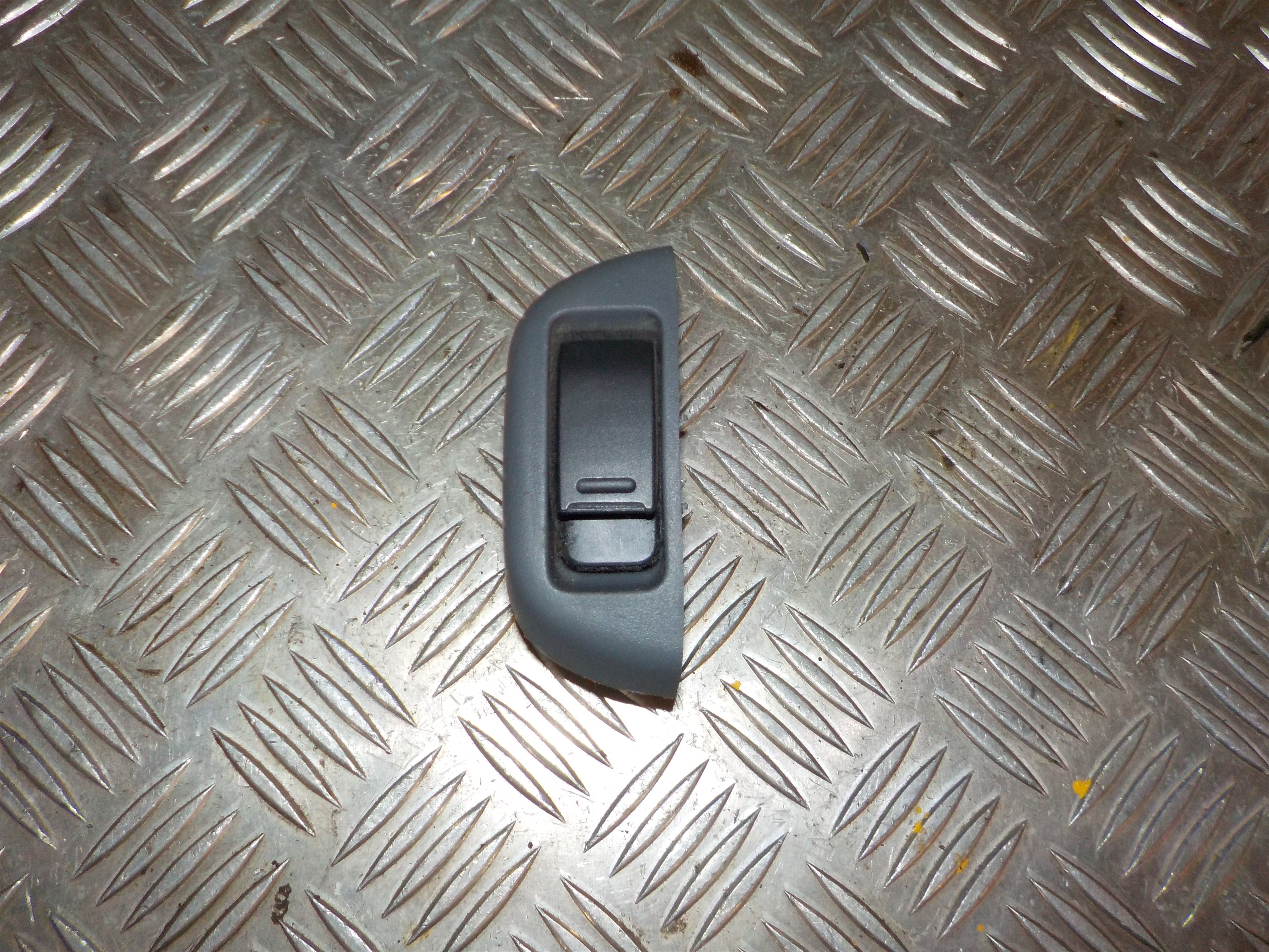 Peugeot 107 Kontakt Rudehejs Med OEM Nr. 6554KZ Fra Peugeot Ophugger