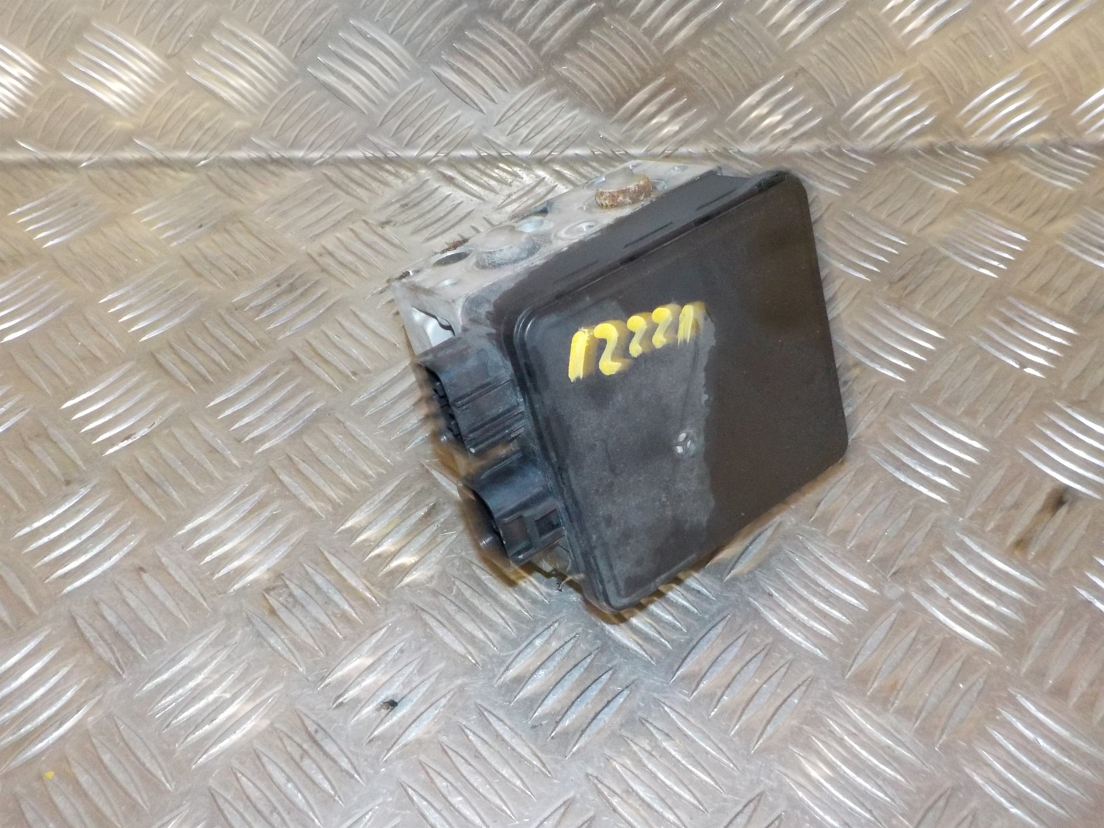 Toyota Corolla 3D E11 ABS Pumpe Med OEM Nr. 4451012260 Fra Toyota Ophugger