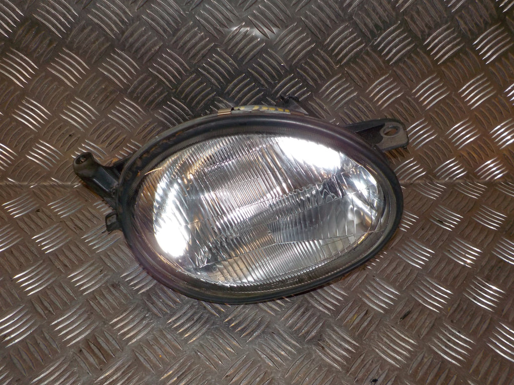Toyota Corolla 3D E11 Forlygte Med OEM Nr. 811101E370 Fra Toyota Ophugger