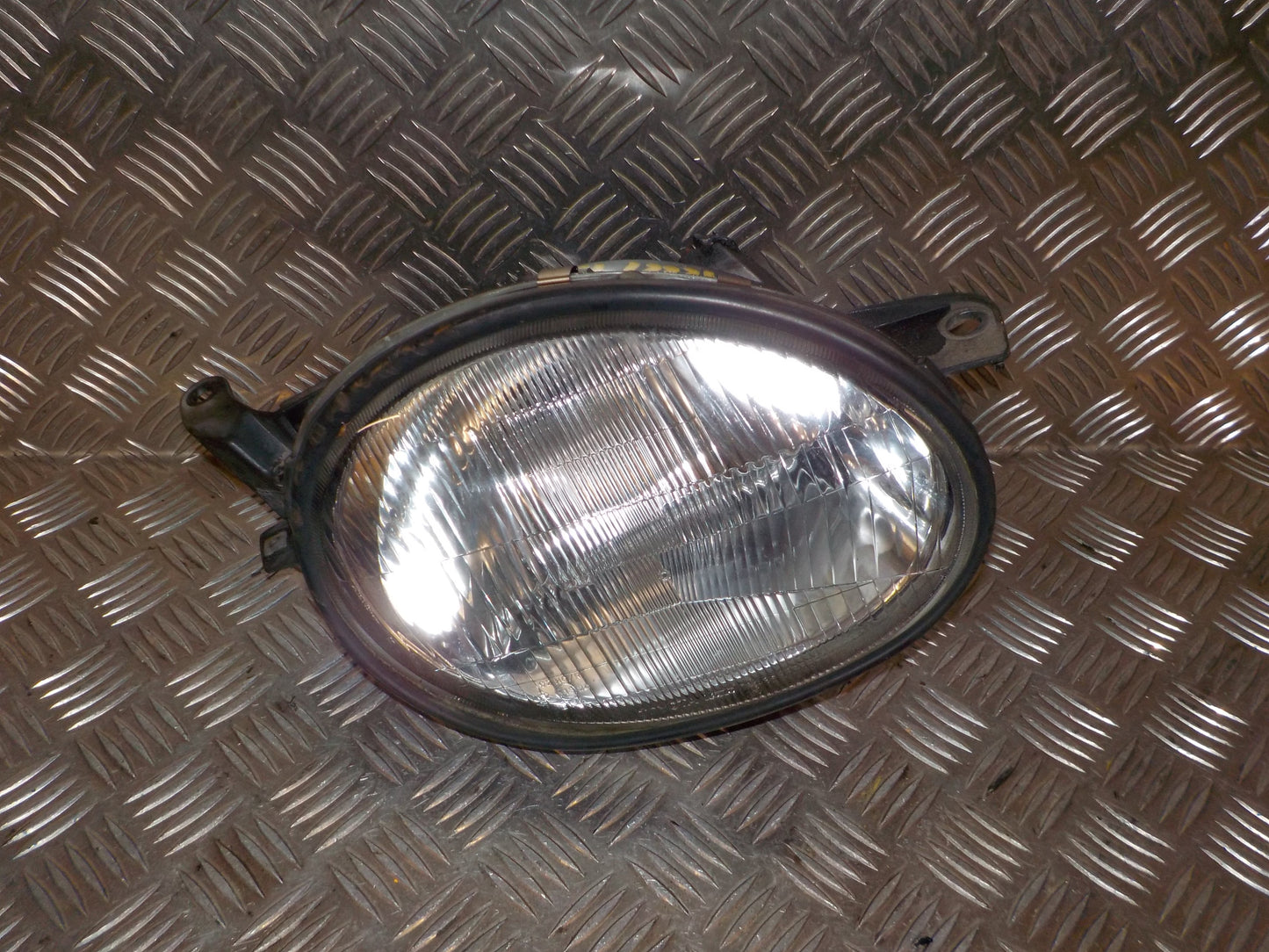 Toyota Corolla 3D E11 Forlygte Med OEM Nr. 811101E370 Fra Toyota Ophugger