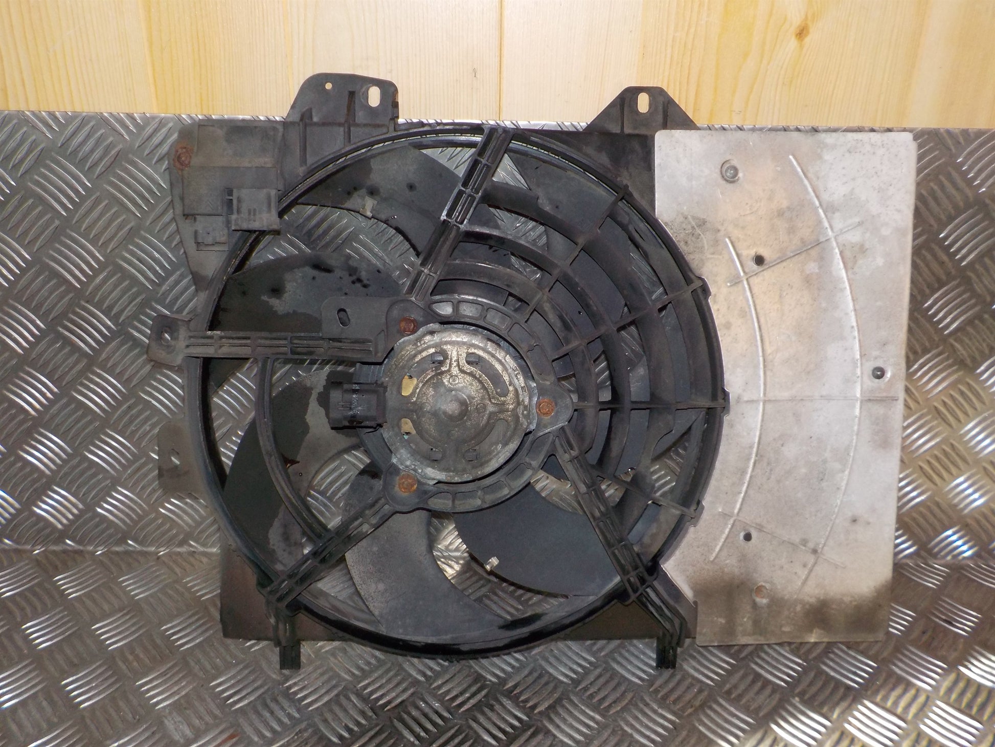 Peugeot 207 Kølerblæser El Med OEM Nr. 1253H5 Fra Peugeot Ophugger