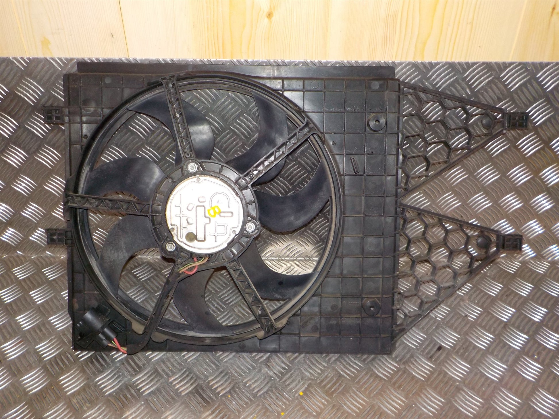 VW Polo 6R Kølerblæser El Med OEM Nr. 6R0959455E Fra VW Ophugger