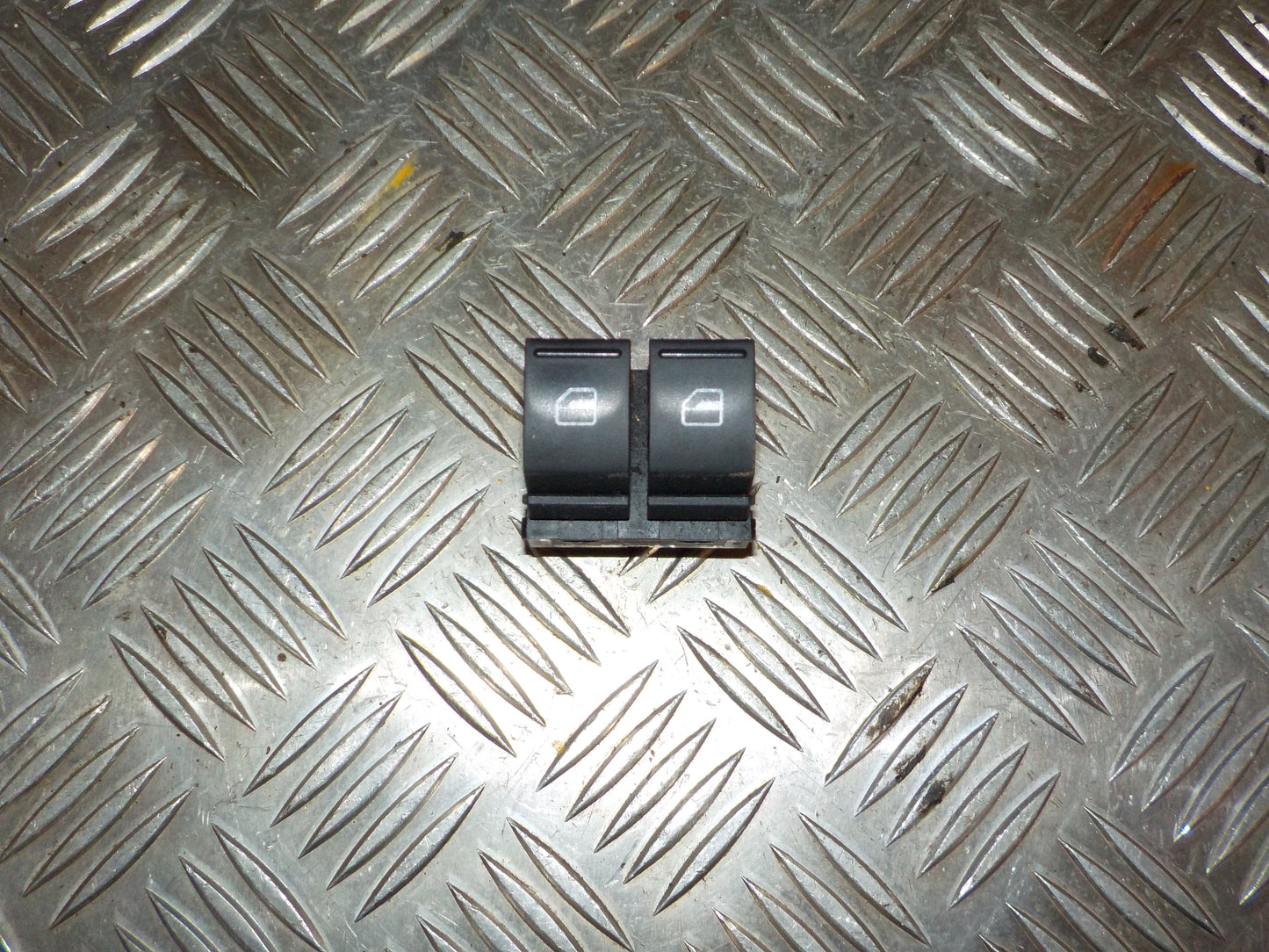 VW Polo 6R Kontakt Rudehejs Med OEM Nr. 1K3959857CREH Fra VW Ophugger