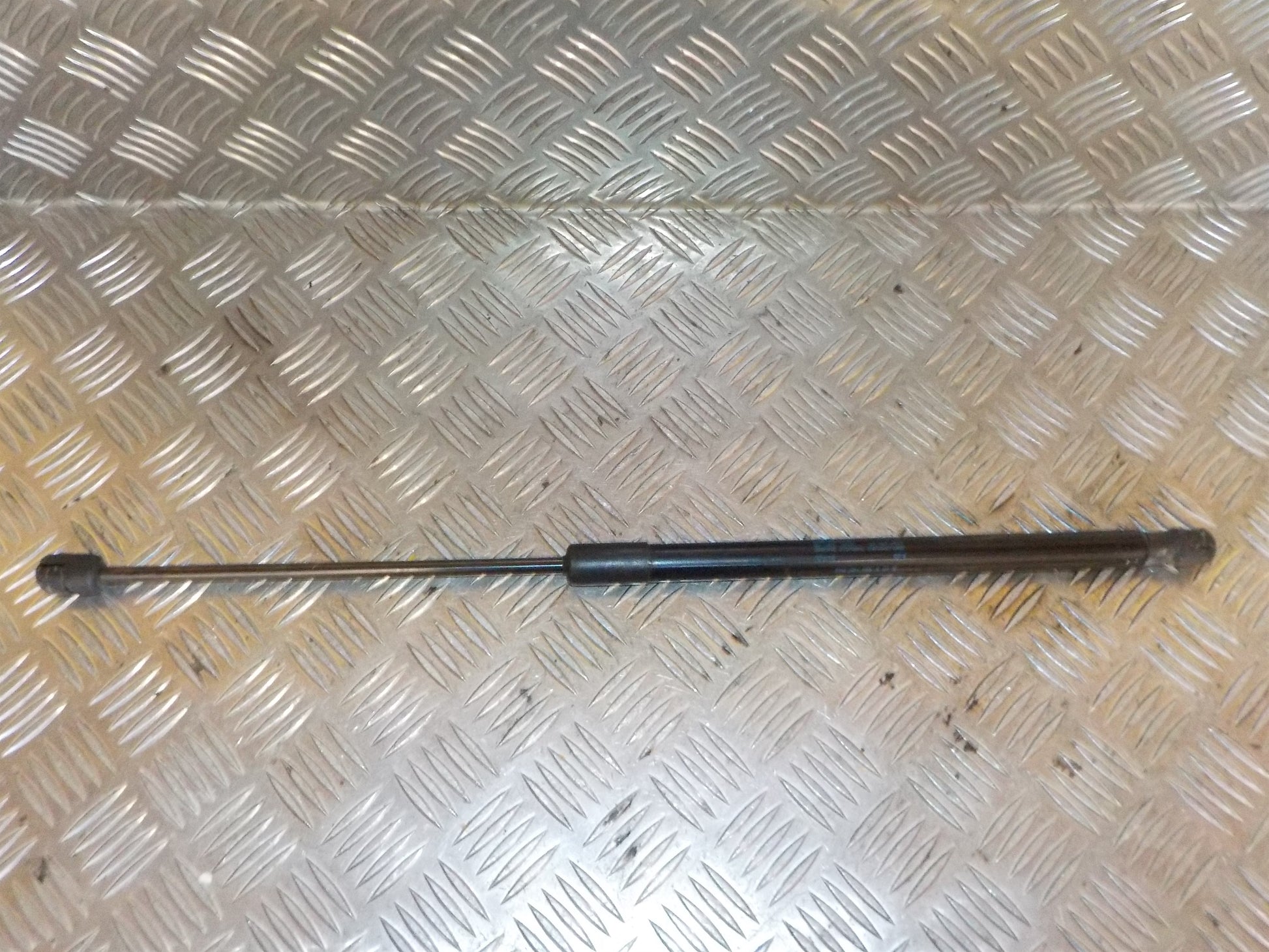 VW Polo 6R Bagklapsdæmper Med OEM Nr. 6R6827550D Fra VW Ophugger