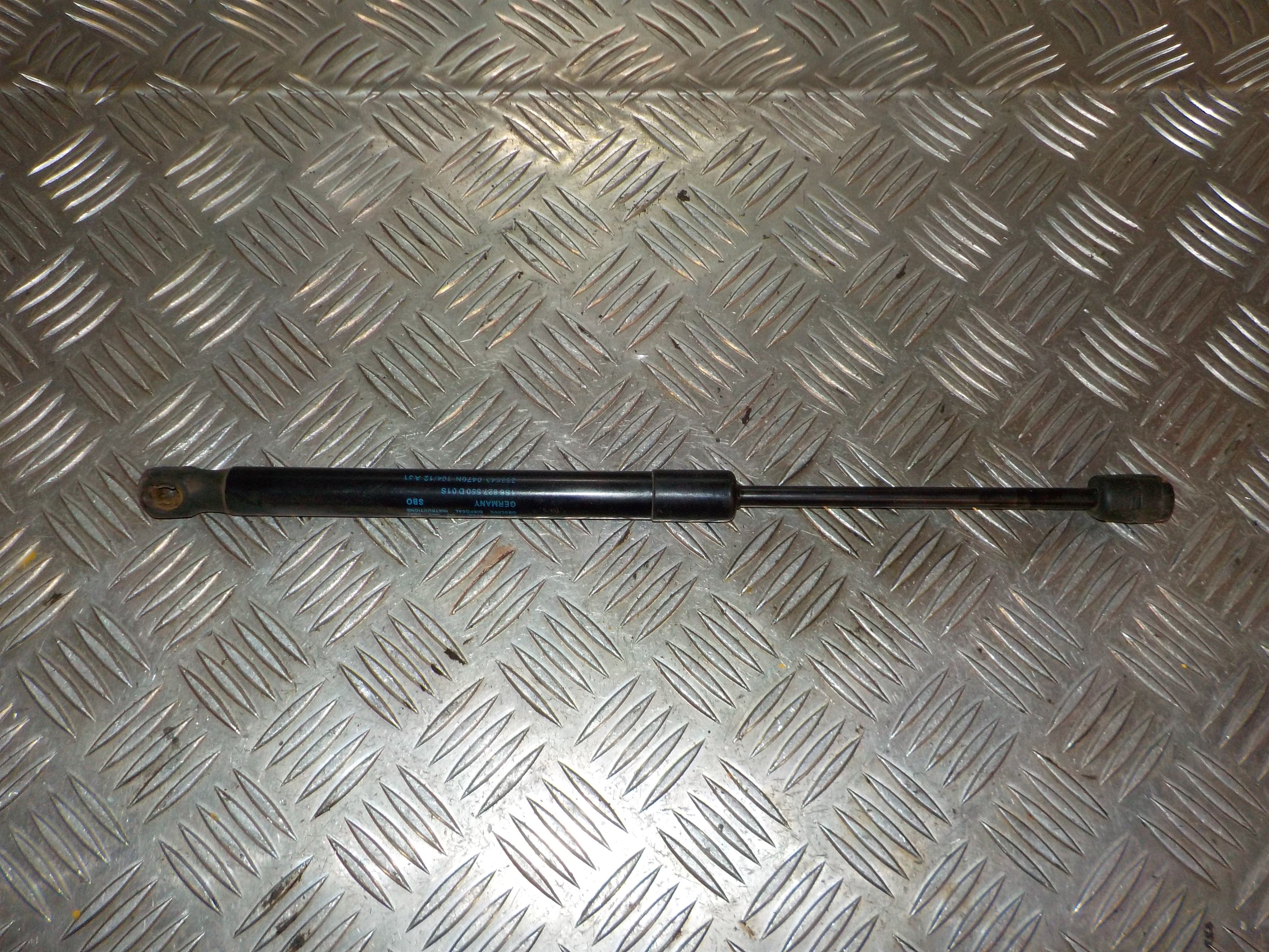 VW Up Bagklapsdæmper Med OEM Nr. 1S6827550D Fra VW Ophugger