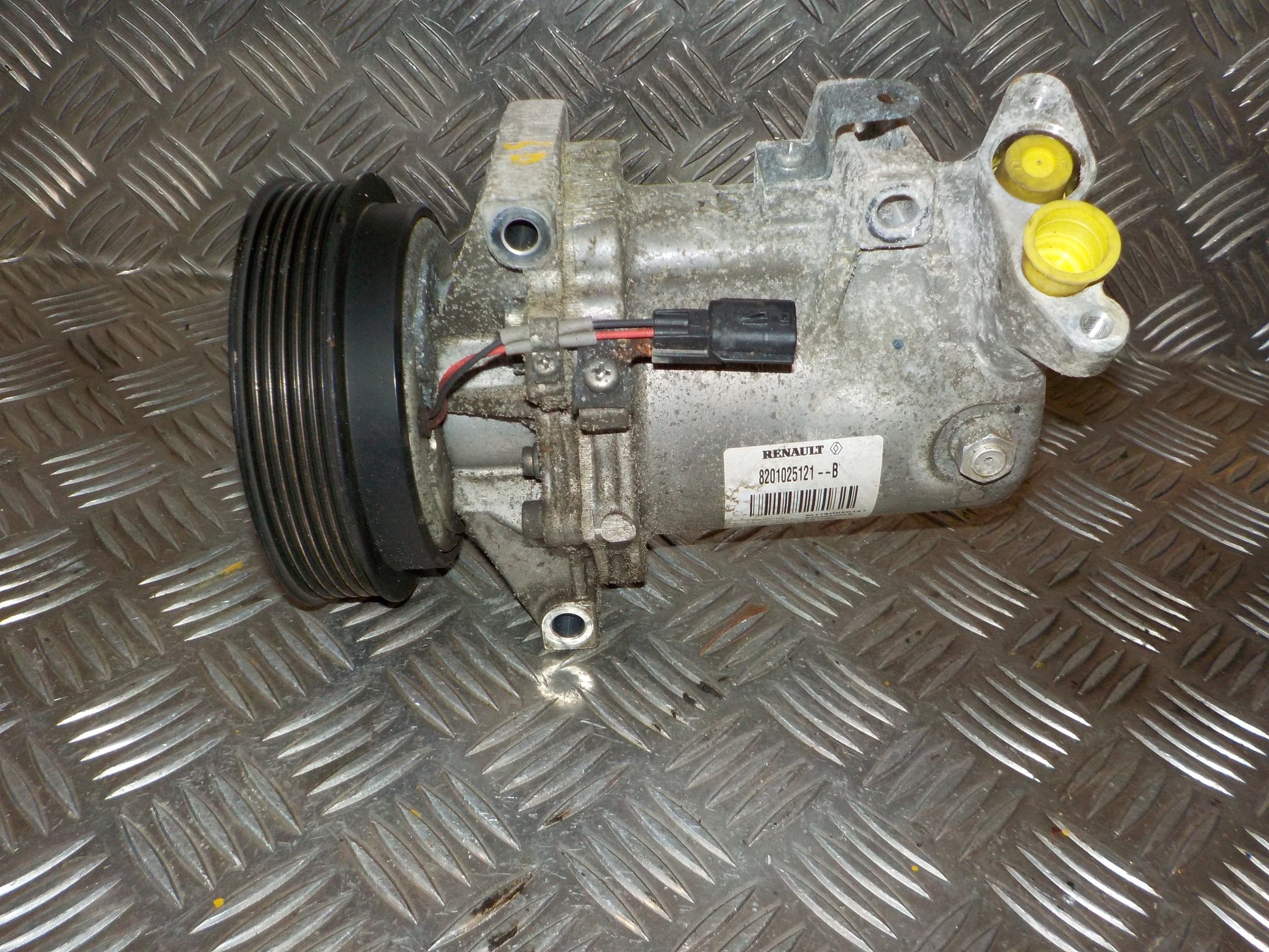 Dacia Dokker Aircondition Pumpe Med OEM Nr. 8201025121B Fra Dacia Ophugger