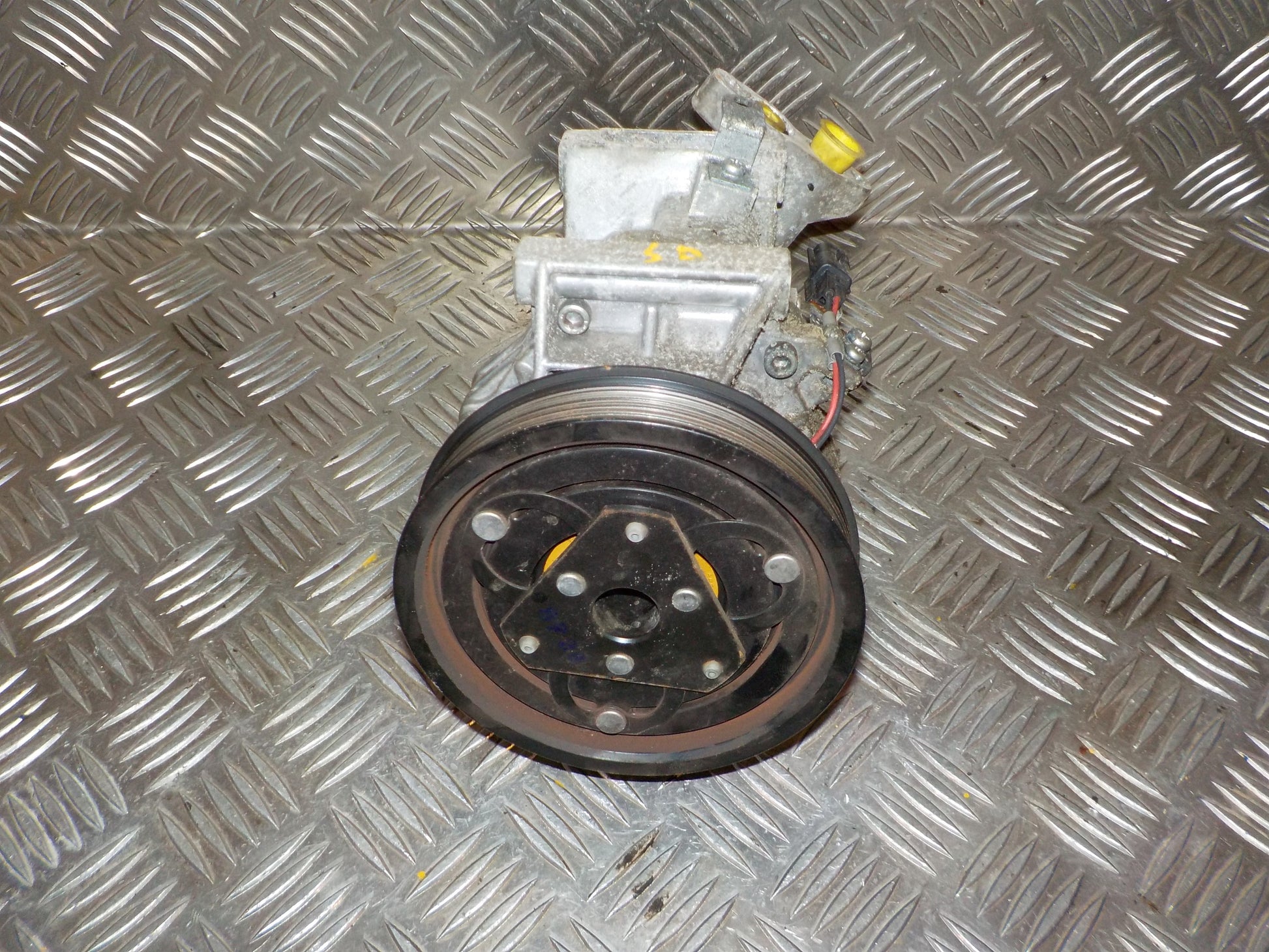 Dacia Dokker Aircondition Pumpe Med OEM Nr. 8201025121 Fra Dacia Ophugger