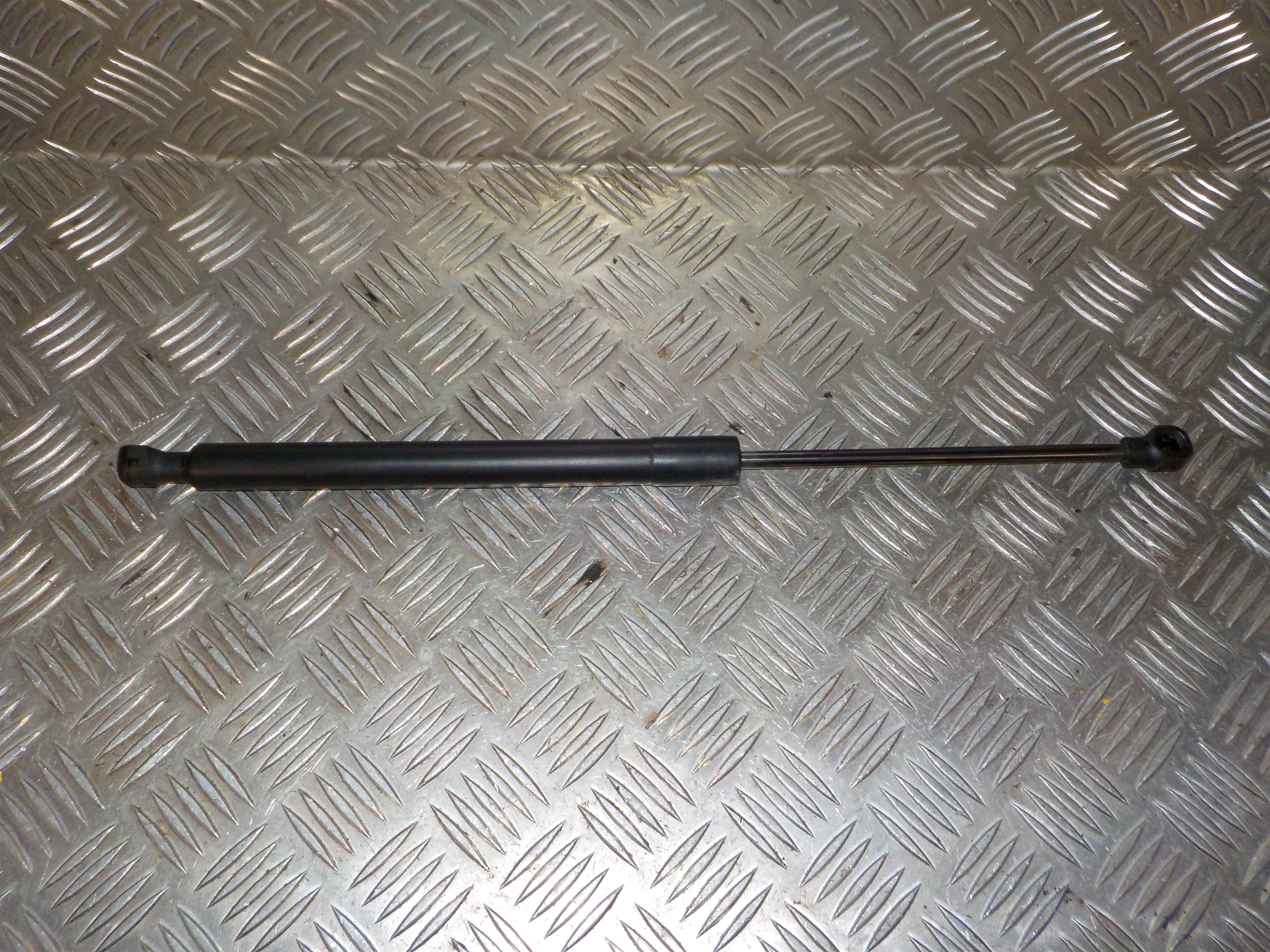 Dacia Dokker Fronthjelmsdæmper Med OEM Nr. 654704175R Fra Dacia Ophugger