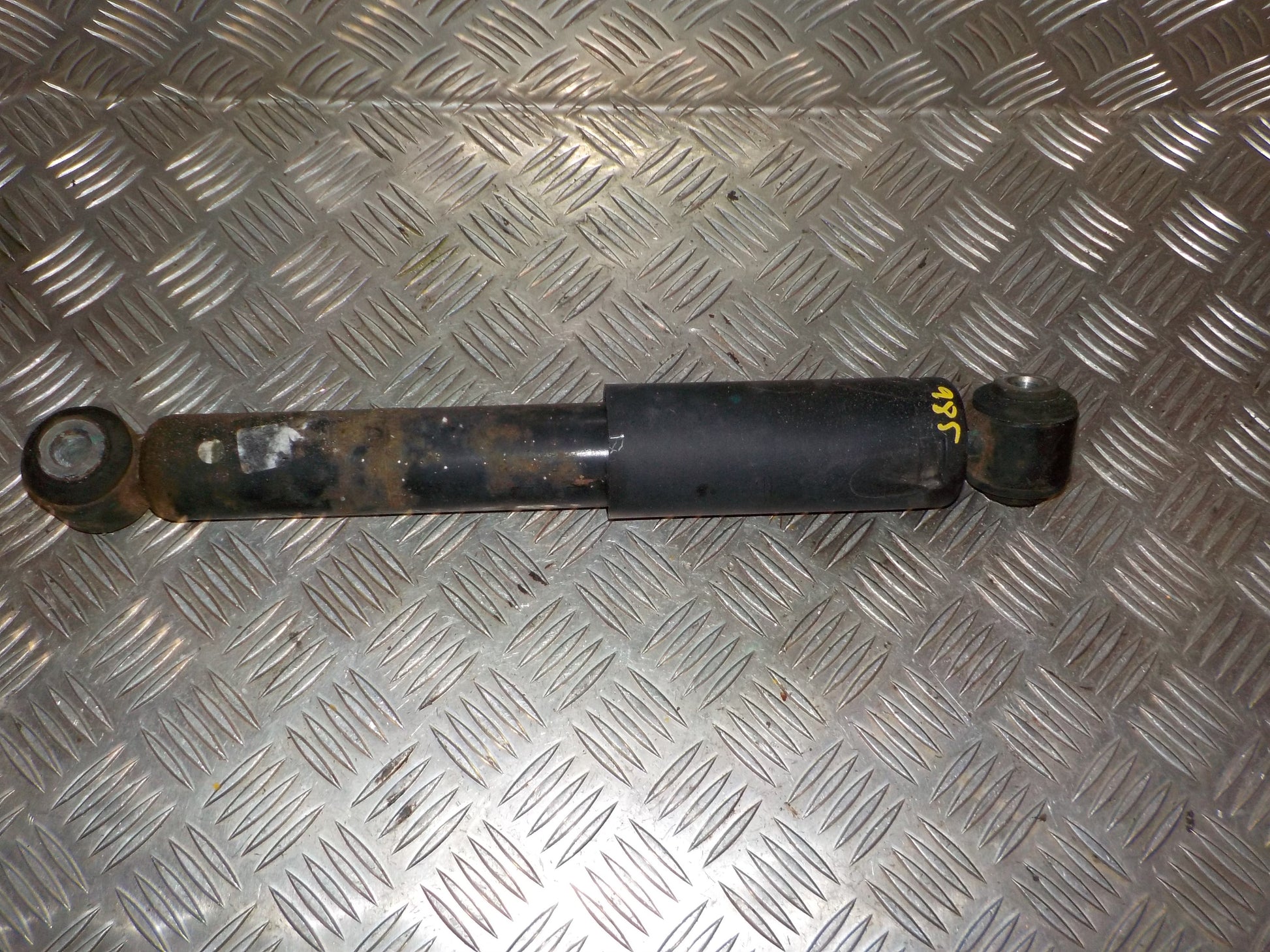 Dacia Dokker Støddæmper Bag Med OEM Nr. 8200800724 Fra Dacia Ophugger