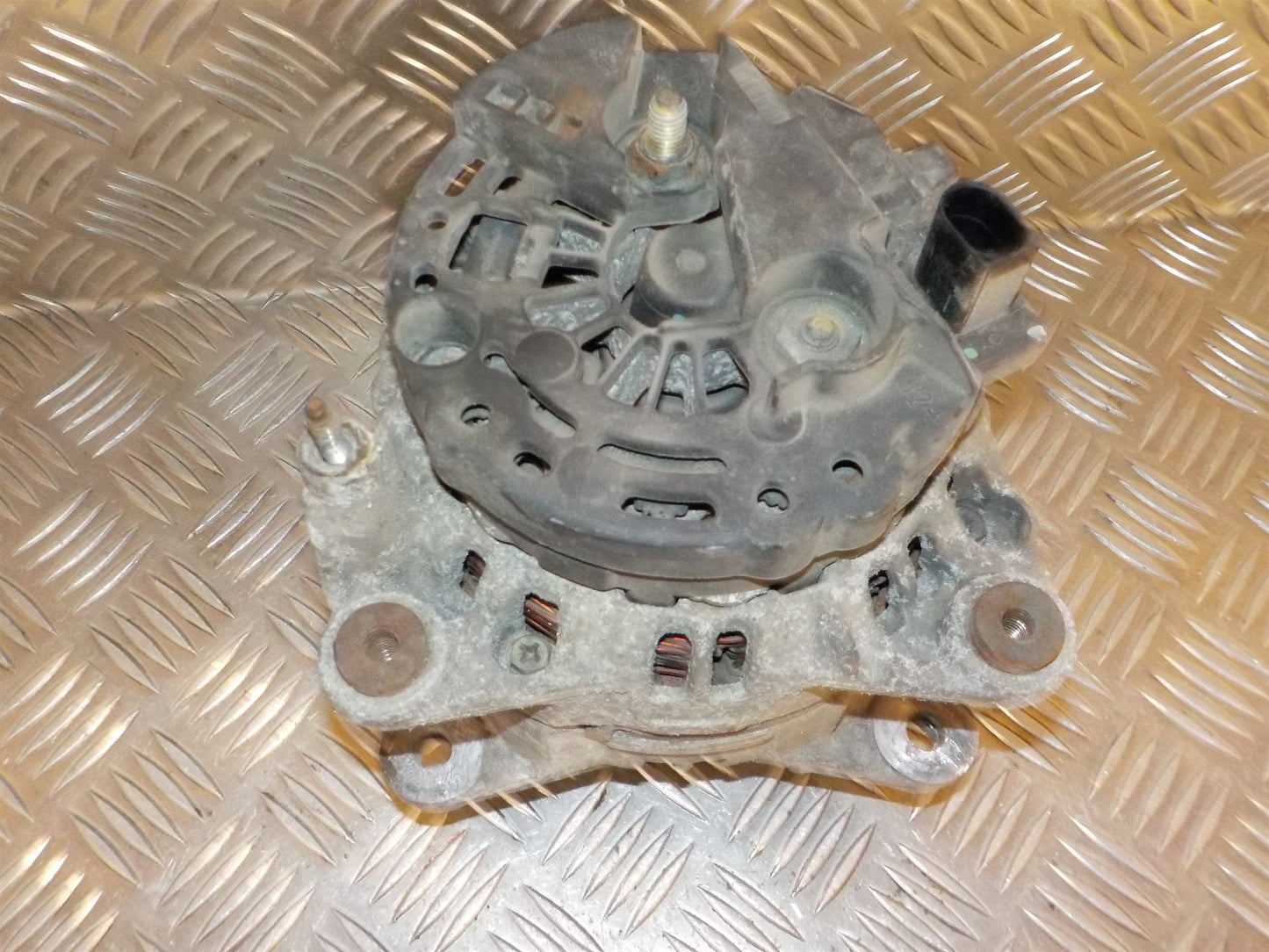 Skoda Fabia Generator Med OEM Nr. 028903028E Fra Skoda Ophugger