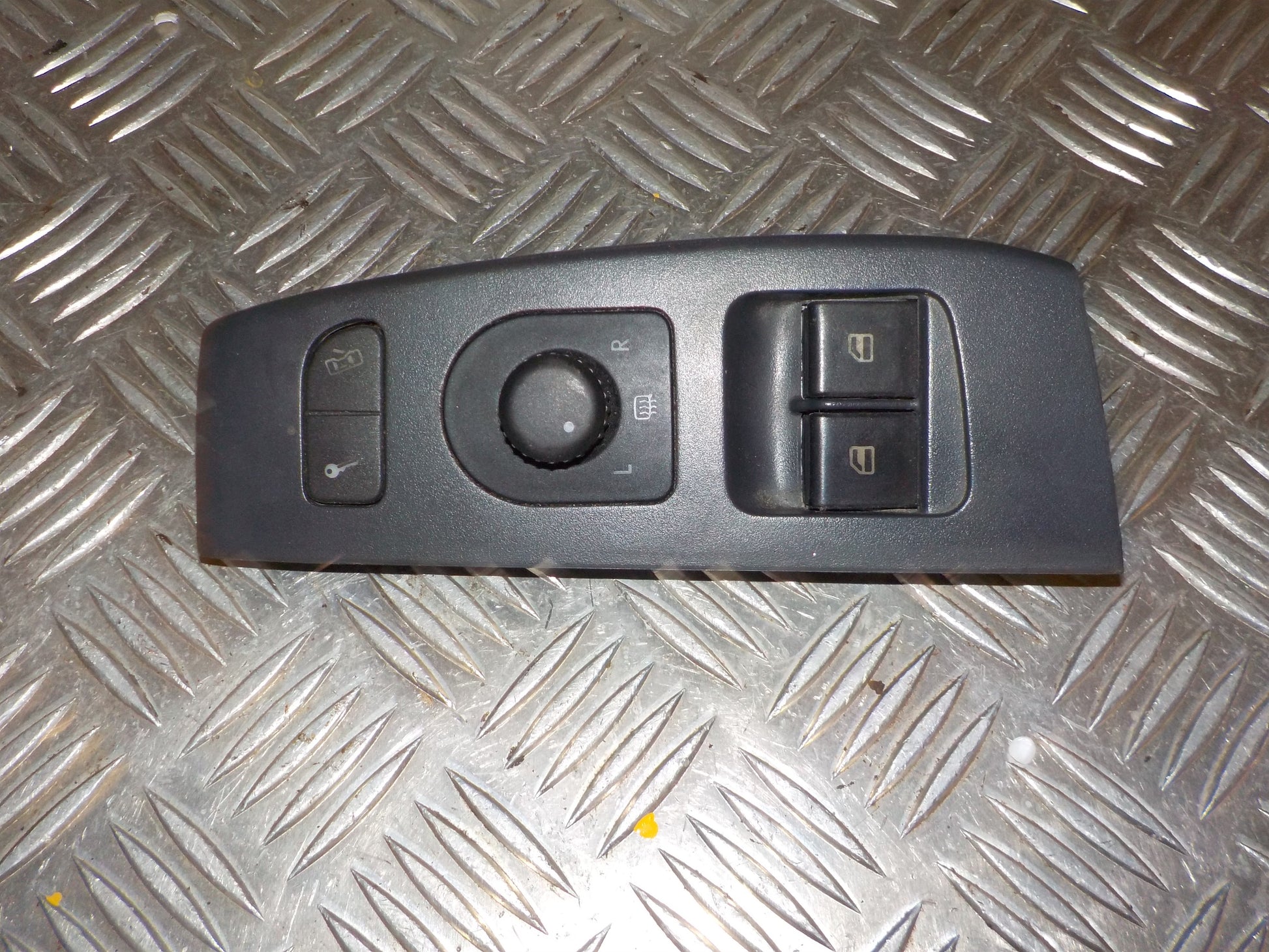 VW Fox 5Z Kontakt Rudehejs Med OEM Nr. 6Q0959858 Fra VW Ophugger