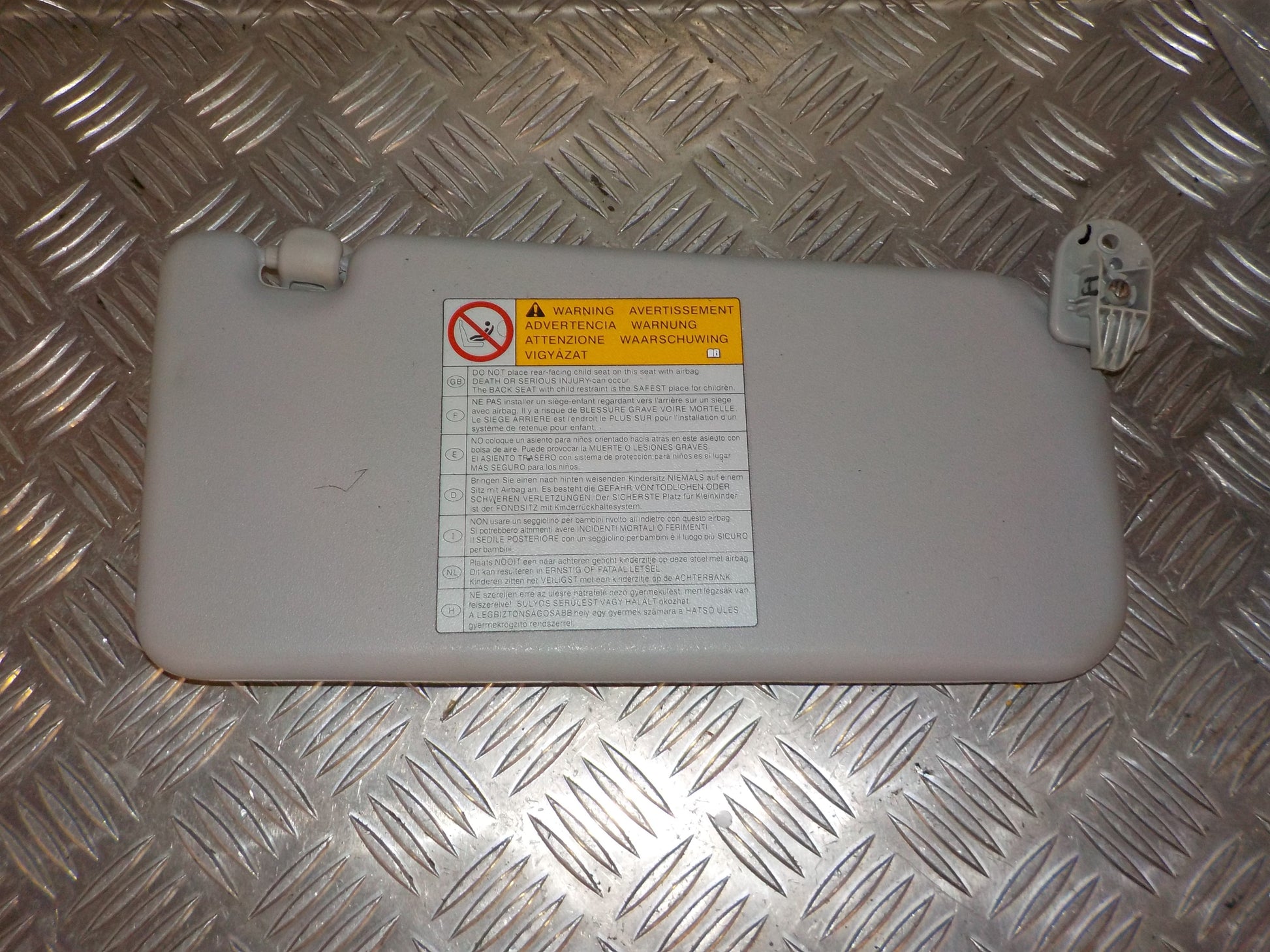 Suzuki Alto Solskærm Med OEM Nr. 84801M68K11J0T Fra Suzuki Ophugger