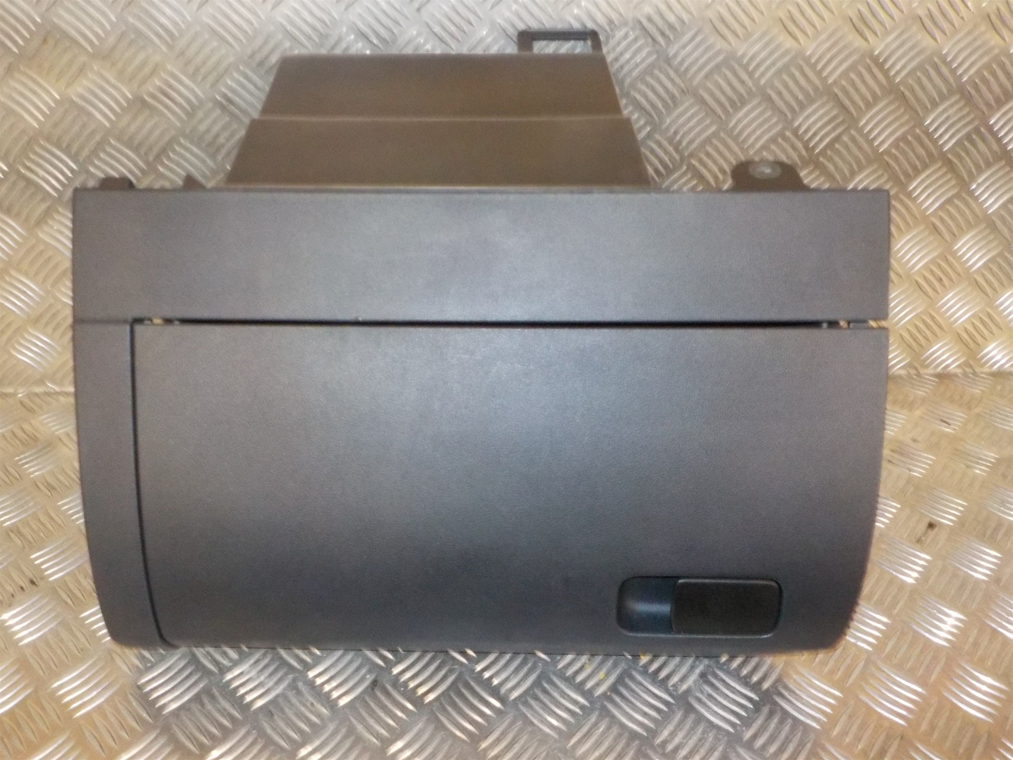 VW Polo 6R Handskerum Med OEM Nr. 6R1857101M82V Fra VW Ophugger