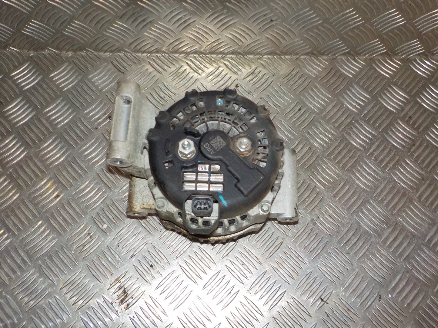 Opel Karl Generator Med OEM Nr. 42397843 Fra Opel Ophugger