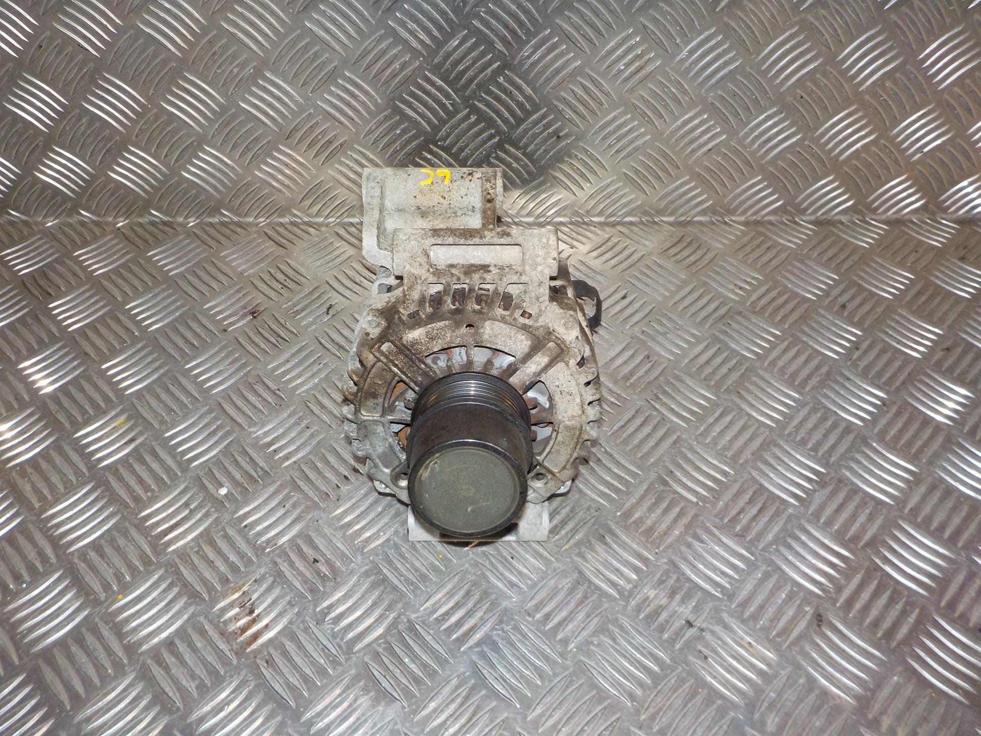 Opel Karl Generator Med OEM Nr. 42397843 Fra Opel Ophugger