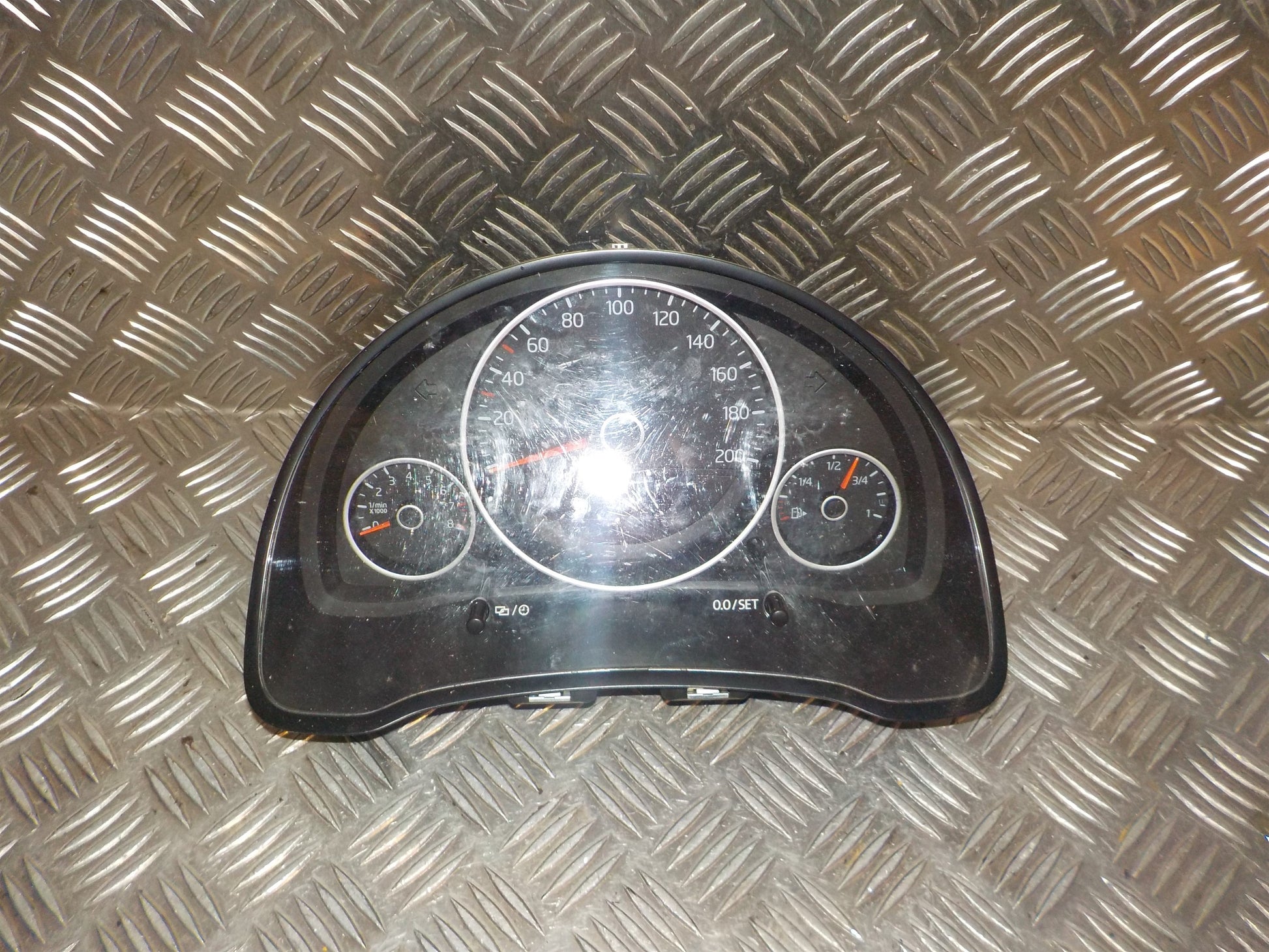 VW Up Speedometer - Instrument Med OEM Nr. 1S0920860B Fra VW Ophugger