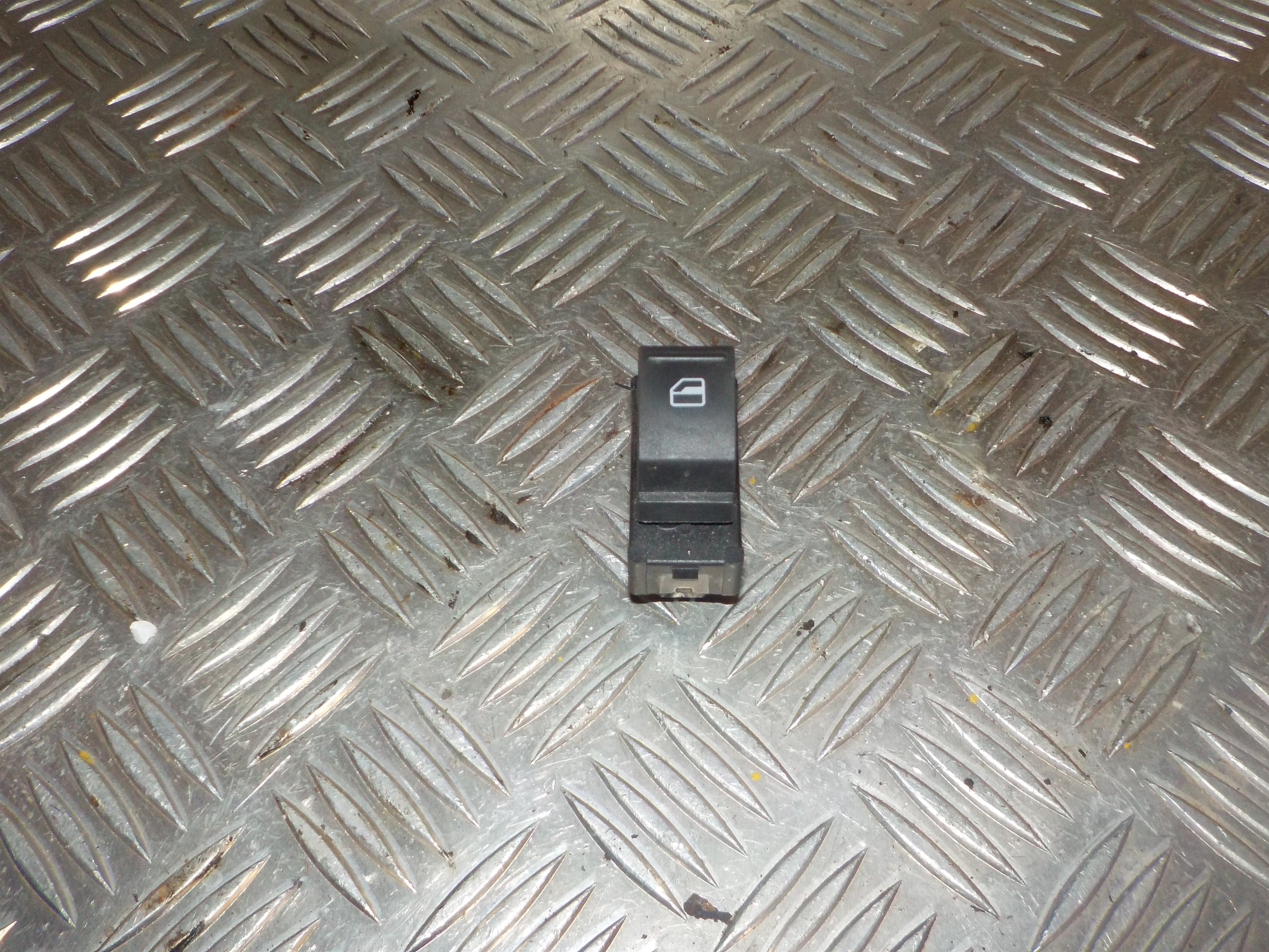 VW Up Kontakt Rudehejs Med OEM Nr. 1S0959855 Fra VW Ophugger