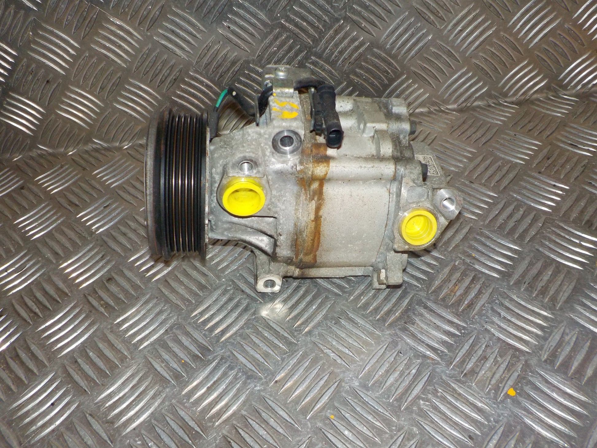 Opel Karl Aircondition Pumpe Med OEM Nr. 94551797 Fra Opel Ophugger