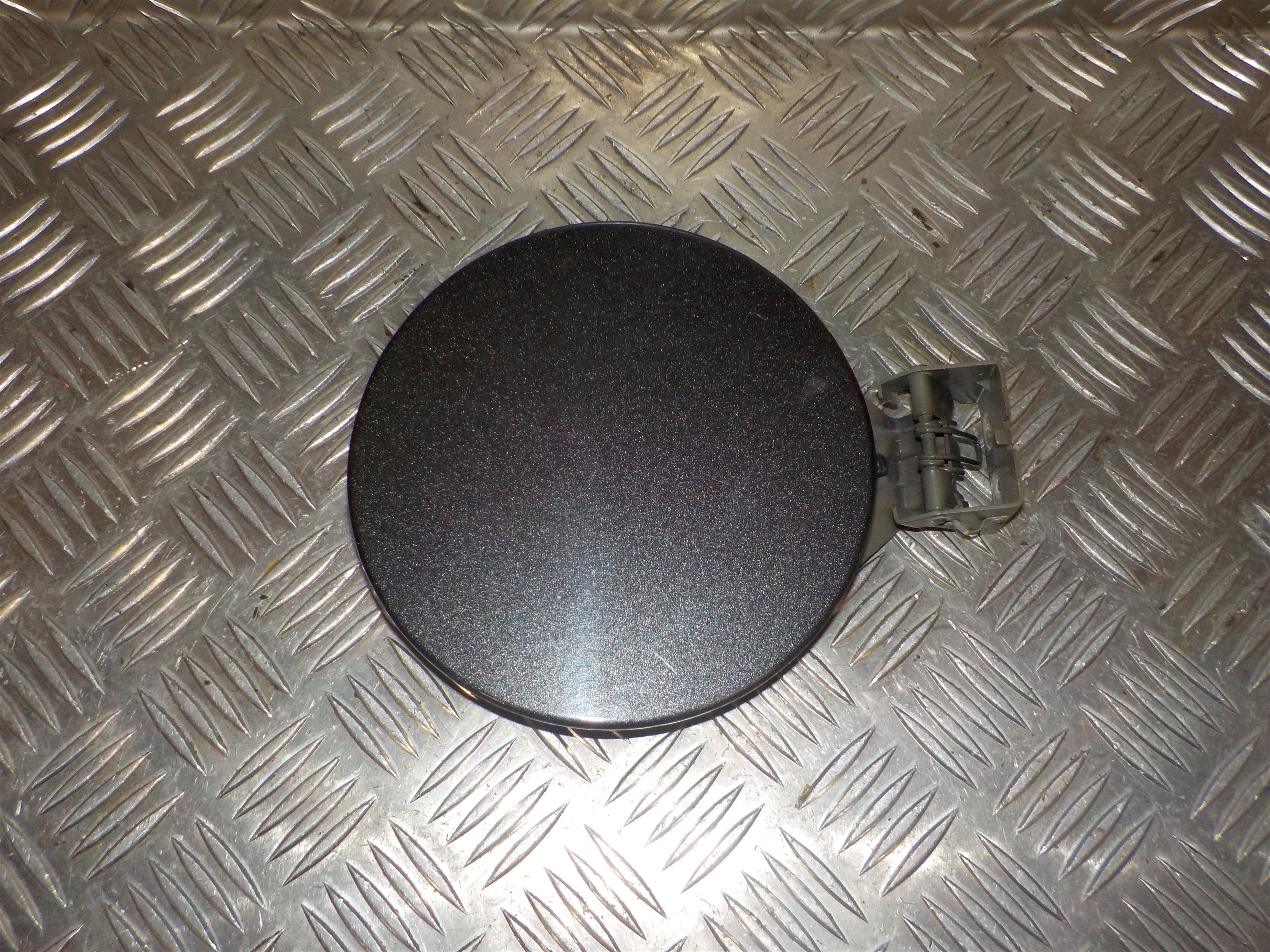 Opel Karl Benzinklap / Tankklap Med OEM Nr. 95242111 Fra Opel Ophugger