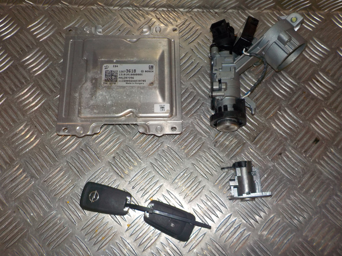 Opel Karl Motorstyring - Motorstyreboks - Injection Elboks Med OEM Nr. 12673618 Fra Opel Ophugger