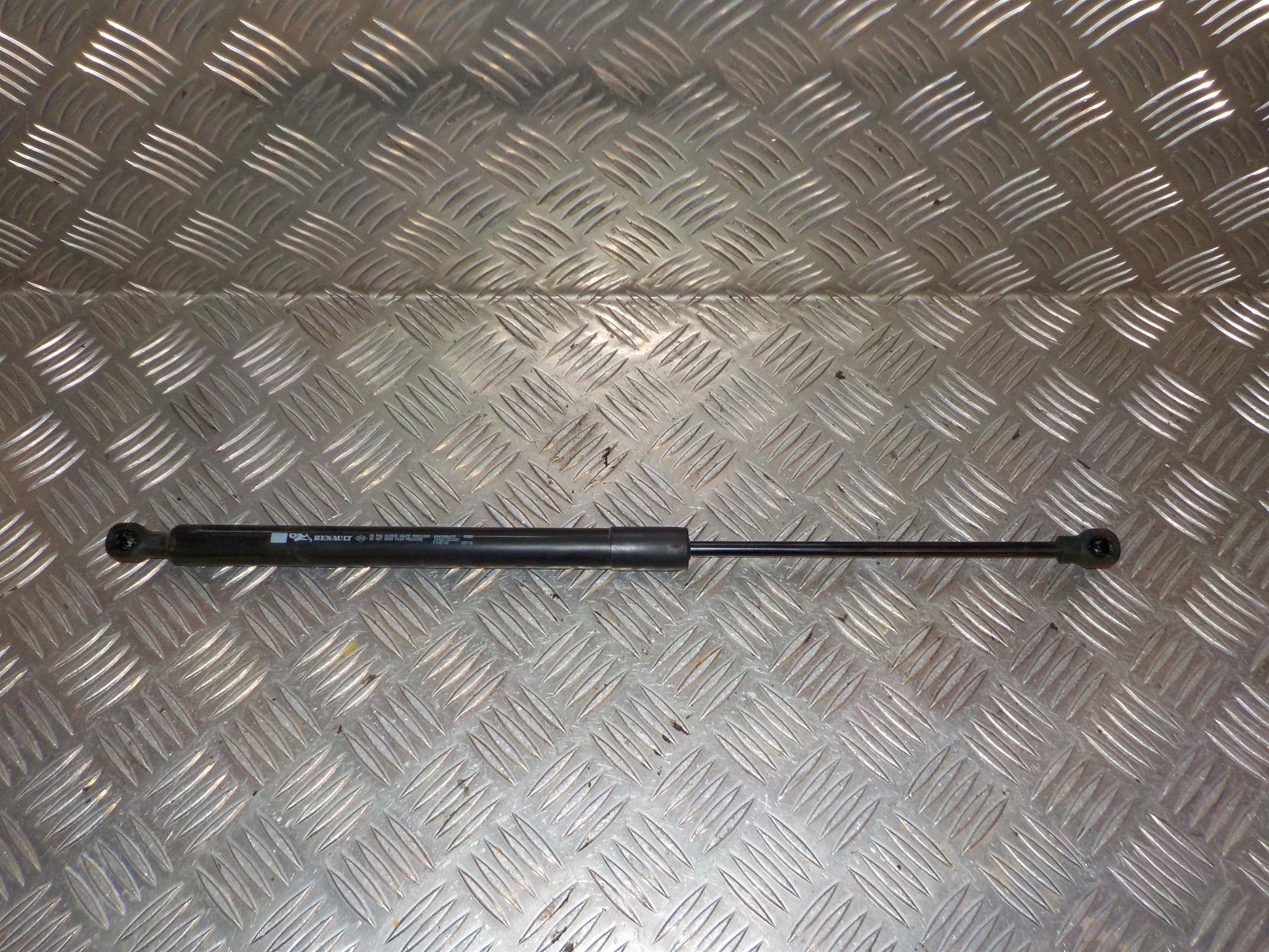 Renault Clio 4 Bagklapsdæmper Med OEM Nr. 8443086601R Fra Renault Ophugger