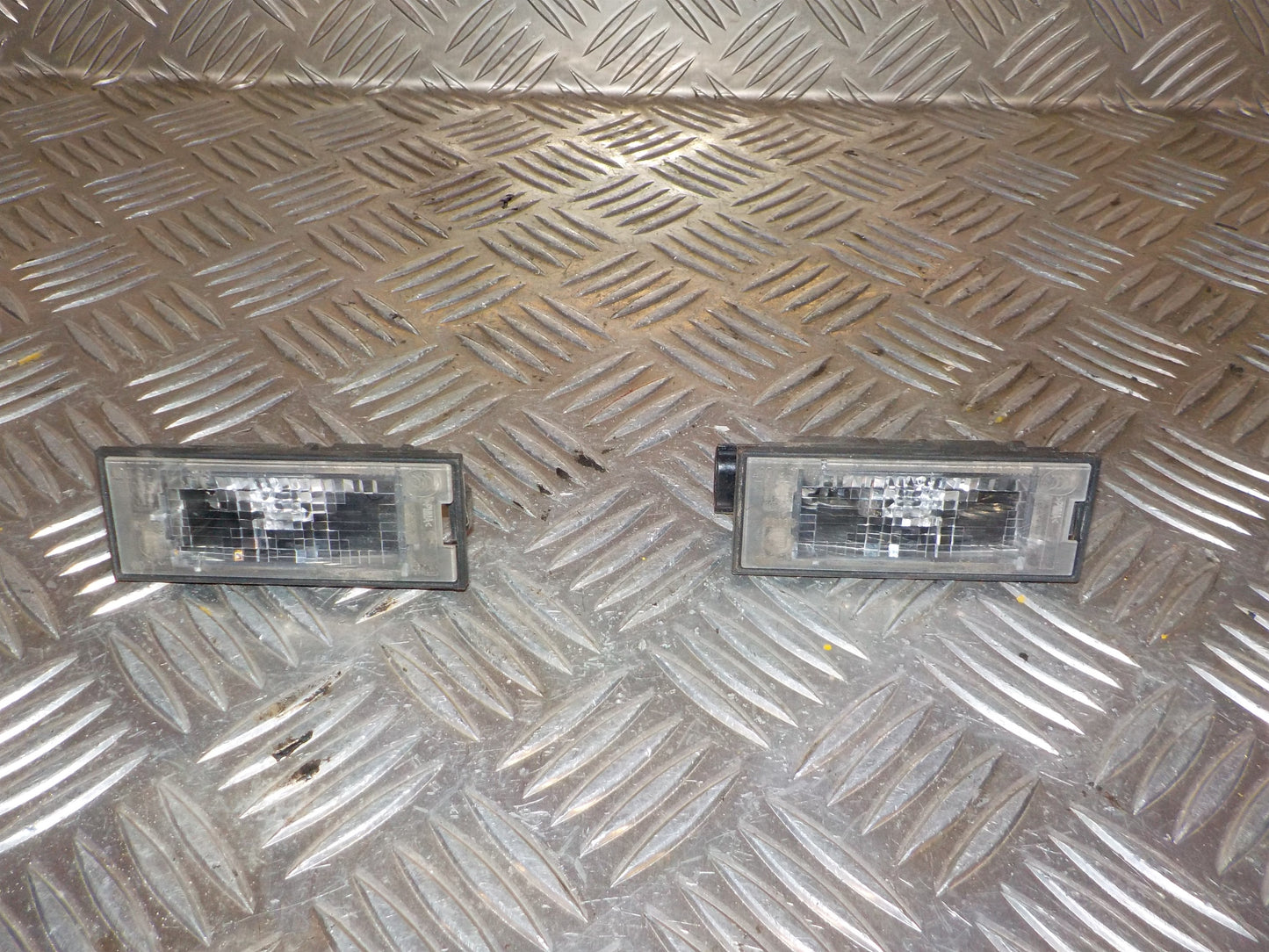 Renault Clio 4 Nummerpladelygte Med OEM Nr. 8200480127 Fra Renault Ophugger