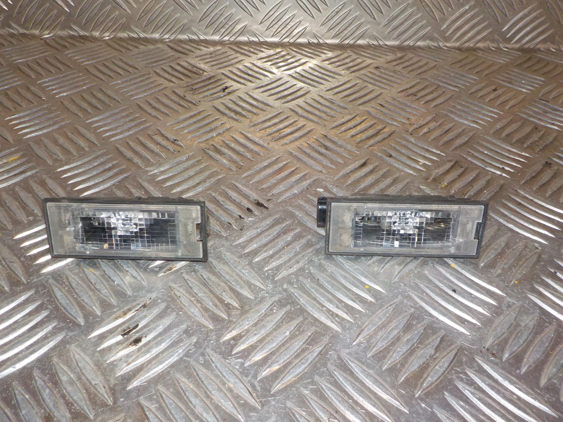 Renault Clio 4 Nummerpladelygte Med OEM Nr. 8200480127 Fra Renault Ophugger