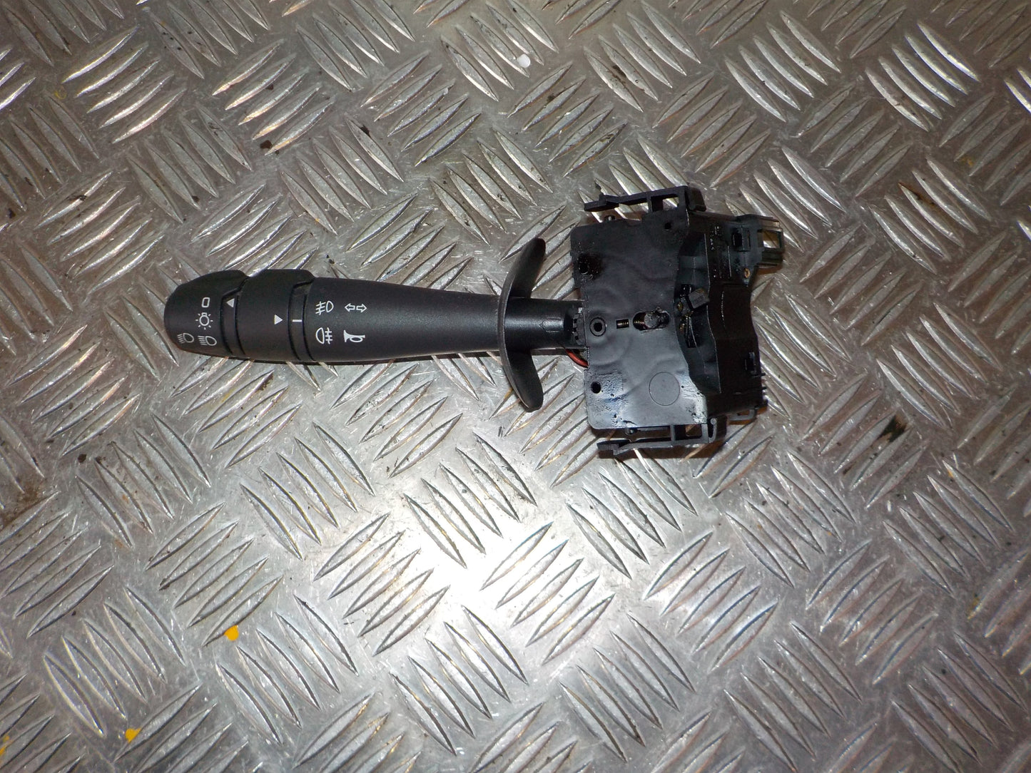 Renault Twingo 2 Kontakt Blink Med OEM Nr. 8201193536 Fra Renault Ophugger