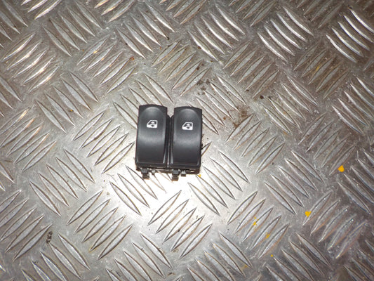 Renault Twingo 2 Kontakt Rudehejs Med OEM Nr. Ophugger Fra Renault Ophugger
