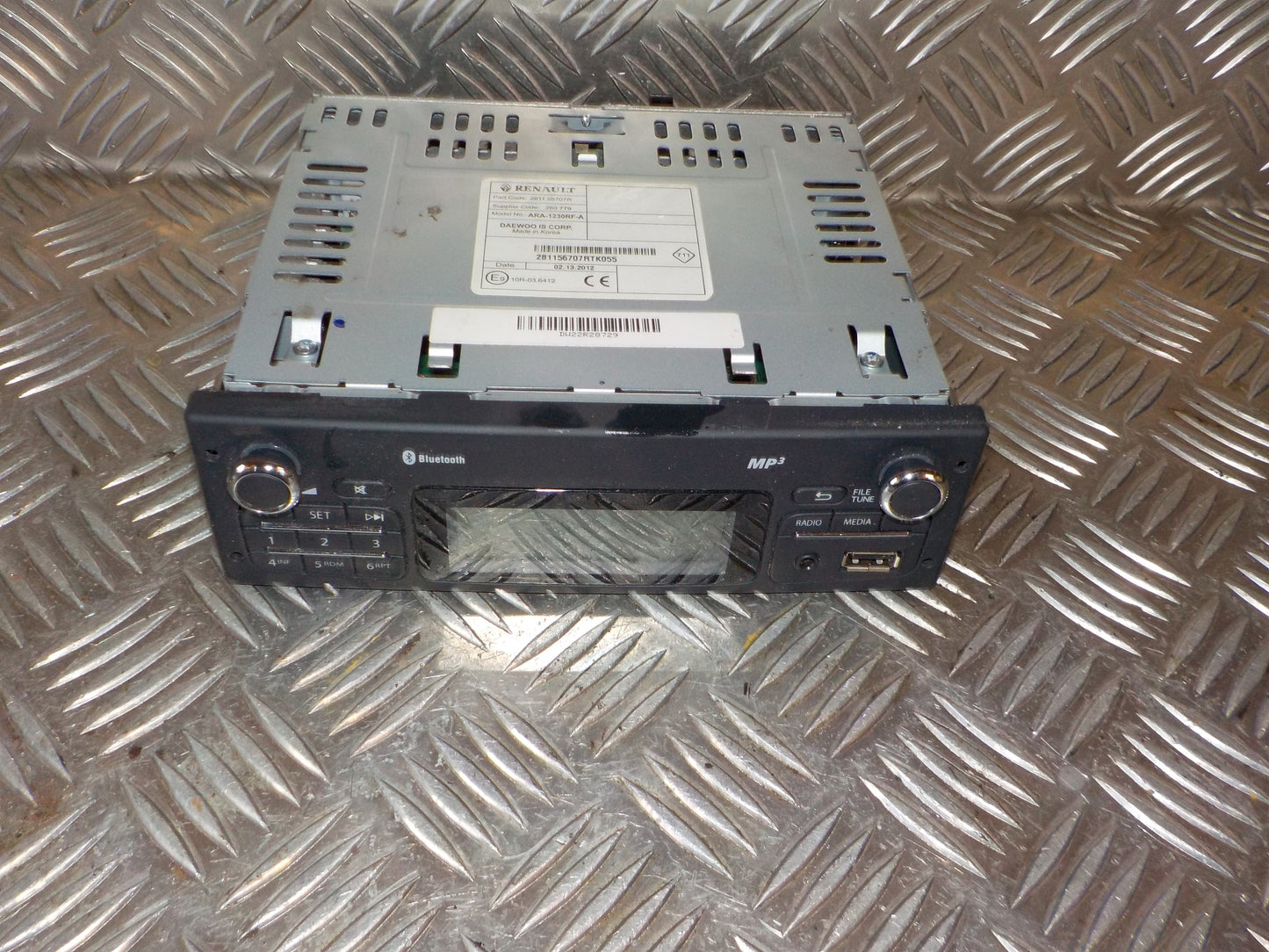 Renault Twingo 2 Radio M/Cd Med OEM Nr. 281156707R Fra Renault Ophugger