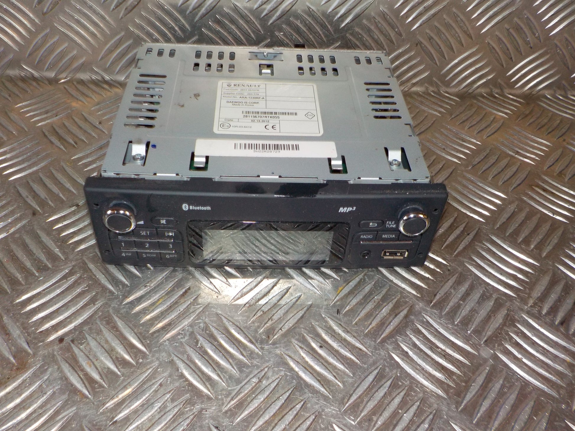 Renault Twingo 2 Radio M/Cd Med OEM Nr. 281156707R Fra Renault Ophugger