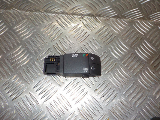 Renault Twingo 2 Radio Div. Tilbehør Med OEM Nr. 25552448R Fra Renault Ophugger