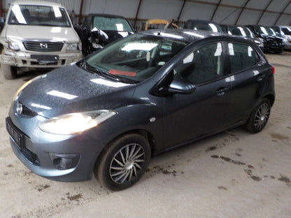 Mazda 2 DE Pluk-Selv-Bil Med OEM Nr. Ophugger Fra Mazda Ophugger