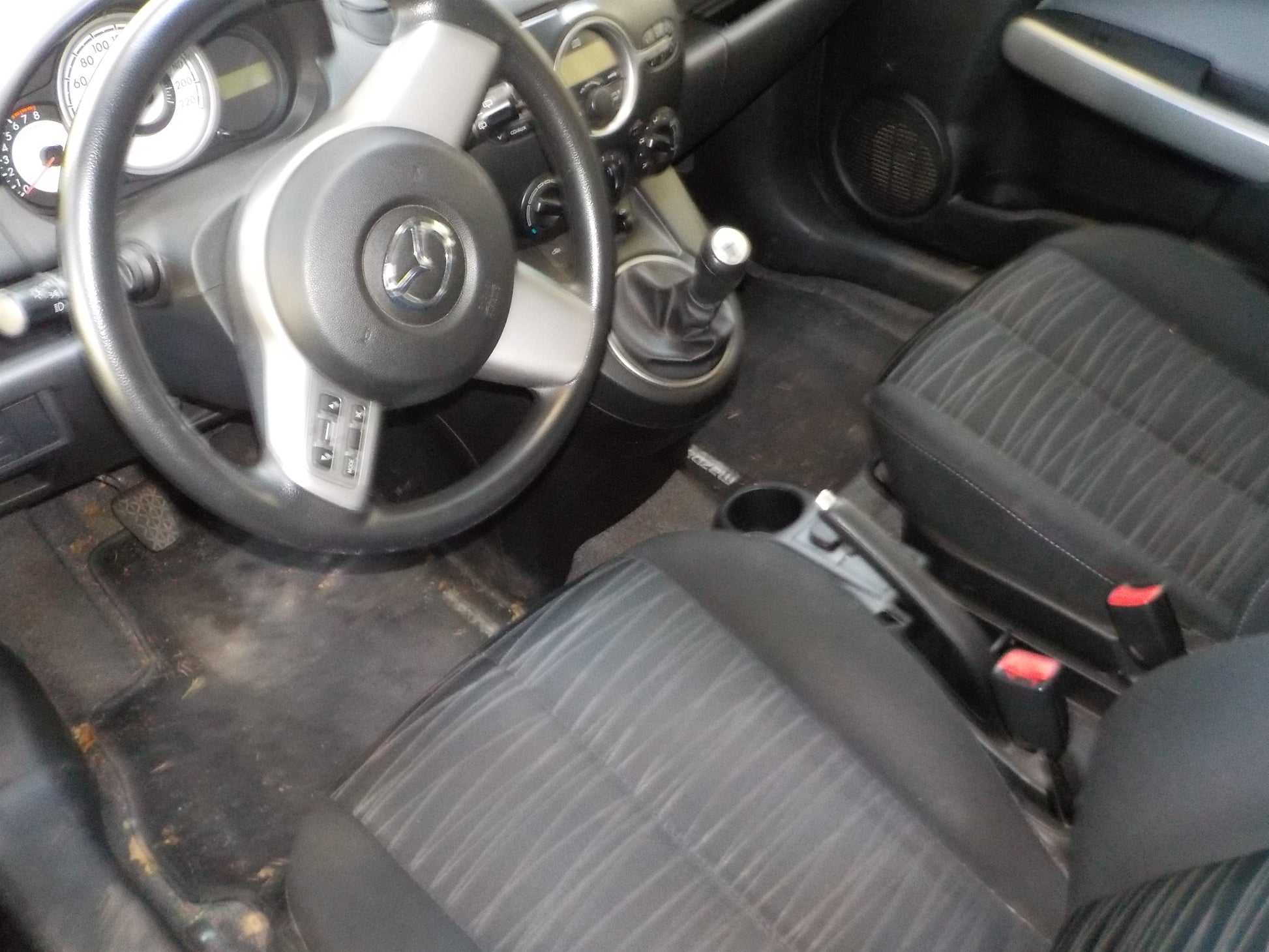 Mazda 2 DE Pluk-Selv-Bil Med OEM Nr. Ophugger Fra Mazda Ophugger