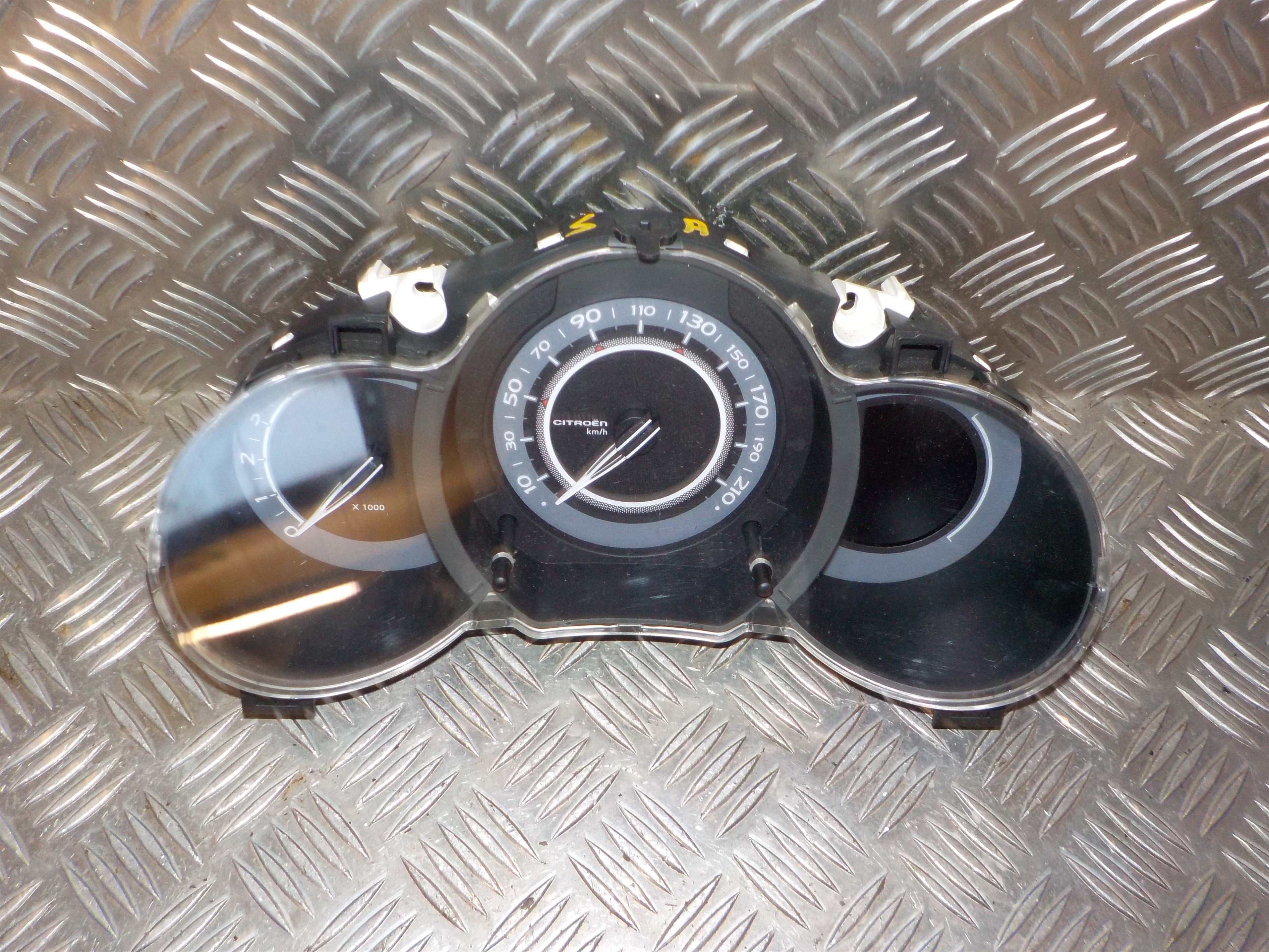 Citroen C3 II Speedometer - Instrument Med OEM Nr. 98041181XT Fra Citroen Ophugger