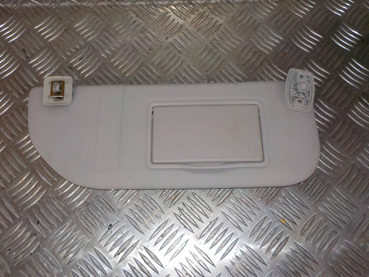 Citroen C3 II Solskærm Med OEM Nr. 16121658BJ	 Fra Citroen Ophugger