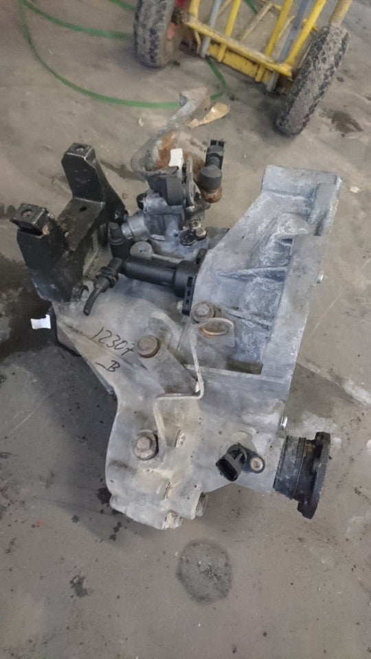 VW Fox 5Z Gearkasse 5 Trin Med OEM Nr. 02T300043P Fra VW Ophugger