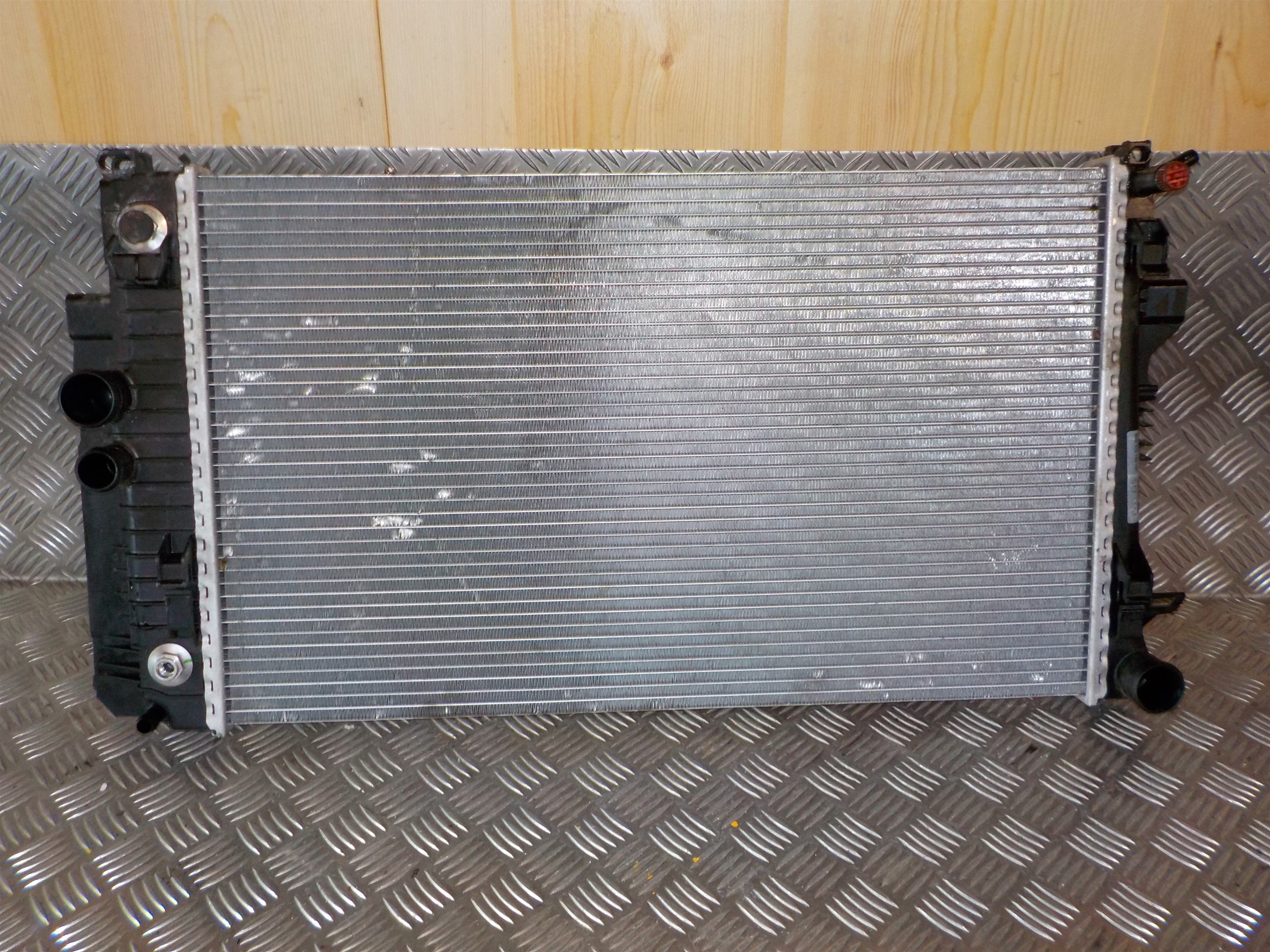 Mercedes Vito W639 Køler Med OEM Nr. A6395010401 Fra Mercedes Ophugger