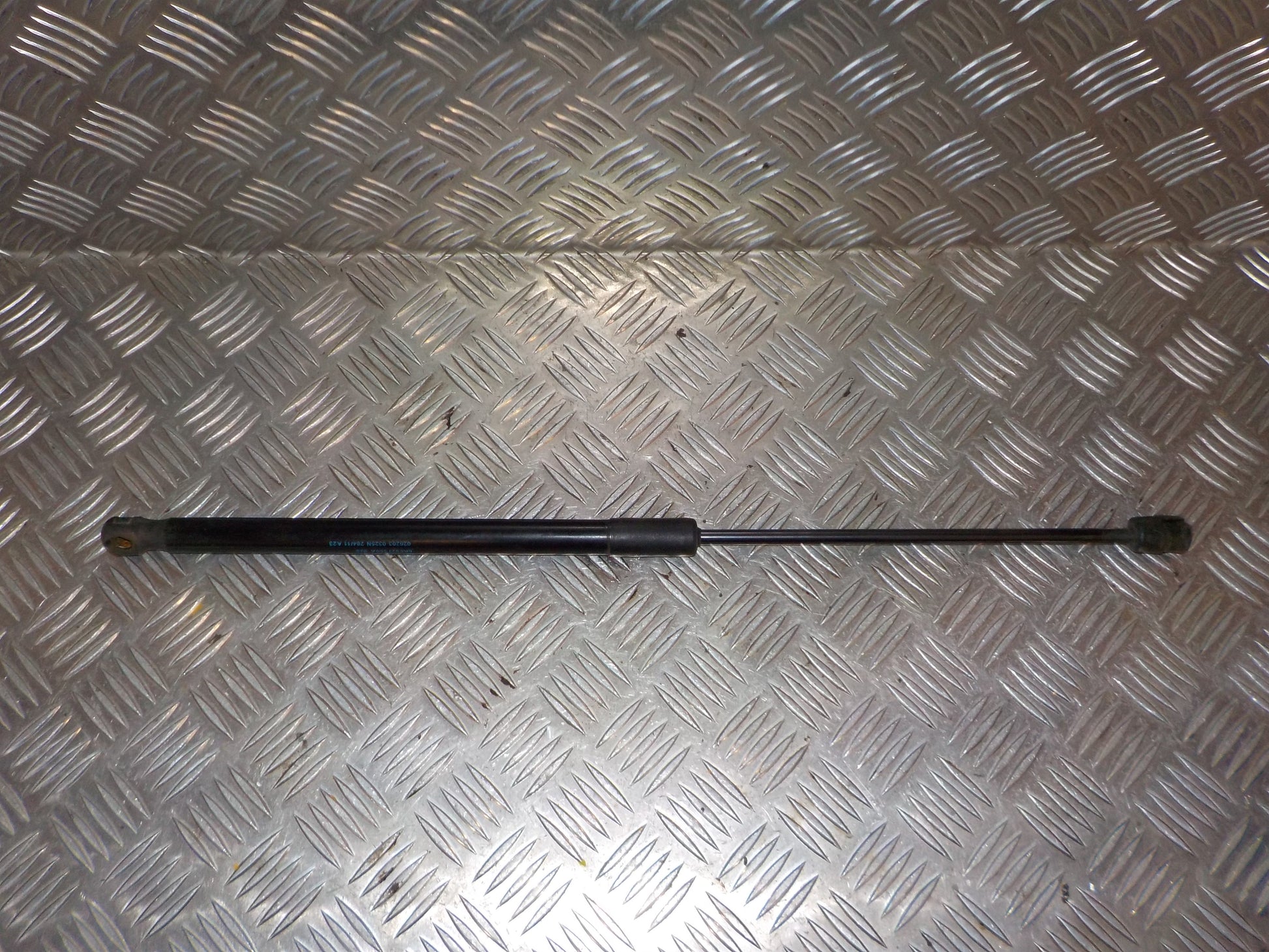 VW Polo 6R Bagklapsdæmper Med OEM Nr. 6R6827550A Fra VW Ophugger