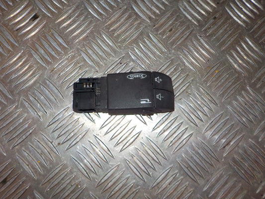 Renault Master Radio Div. Tilbehør Med OEM Nr. 91166323 Fra Renault Ophugger