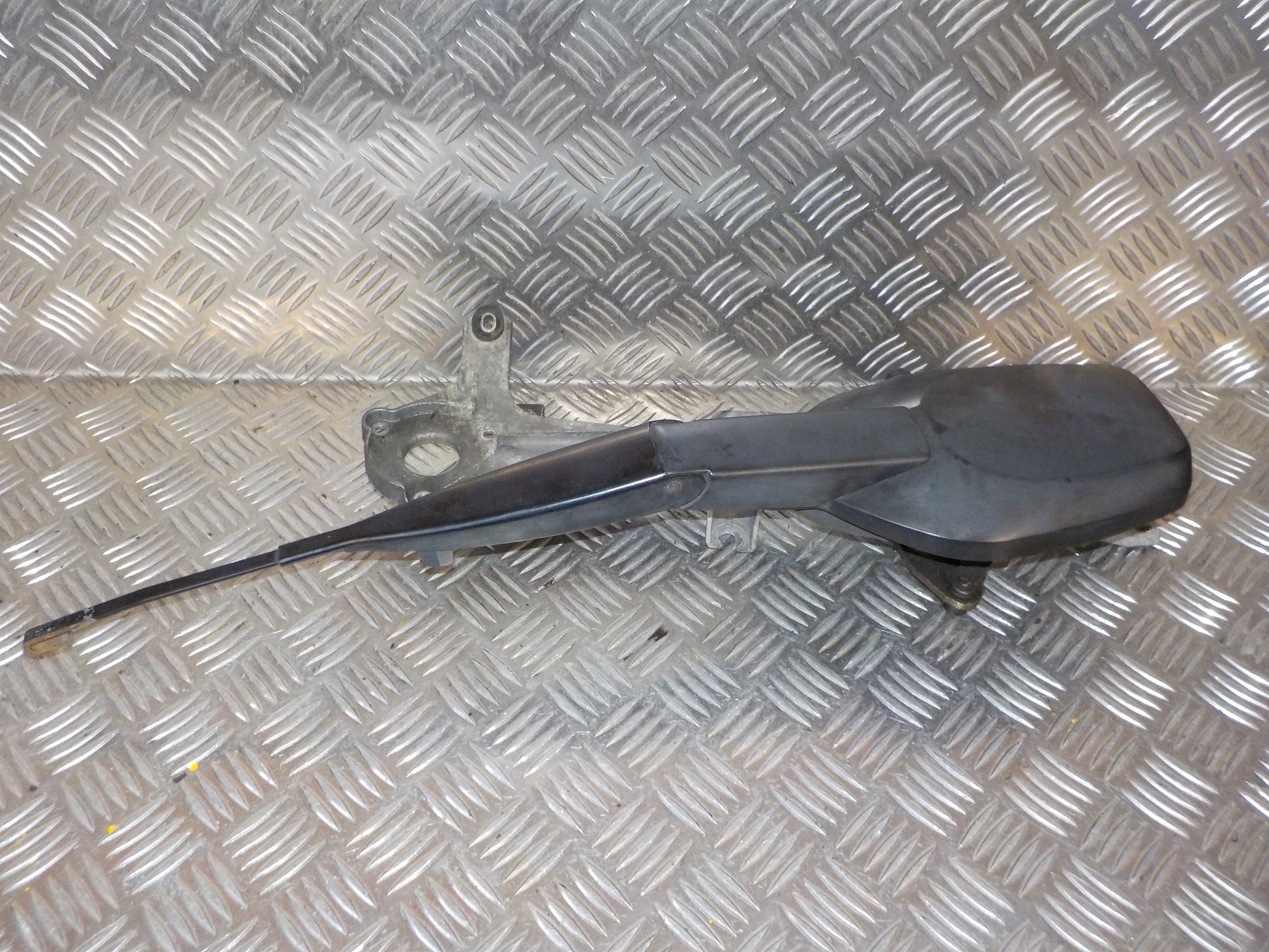 Mercedes E W210 Viskertræk Med OEM Nr. A2108200007 Fra Mercedes Ophugger