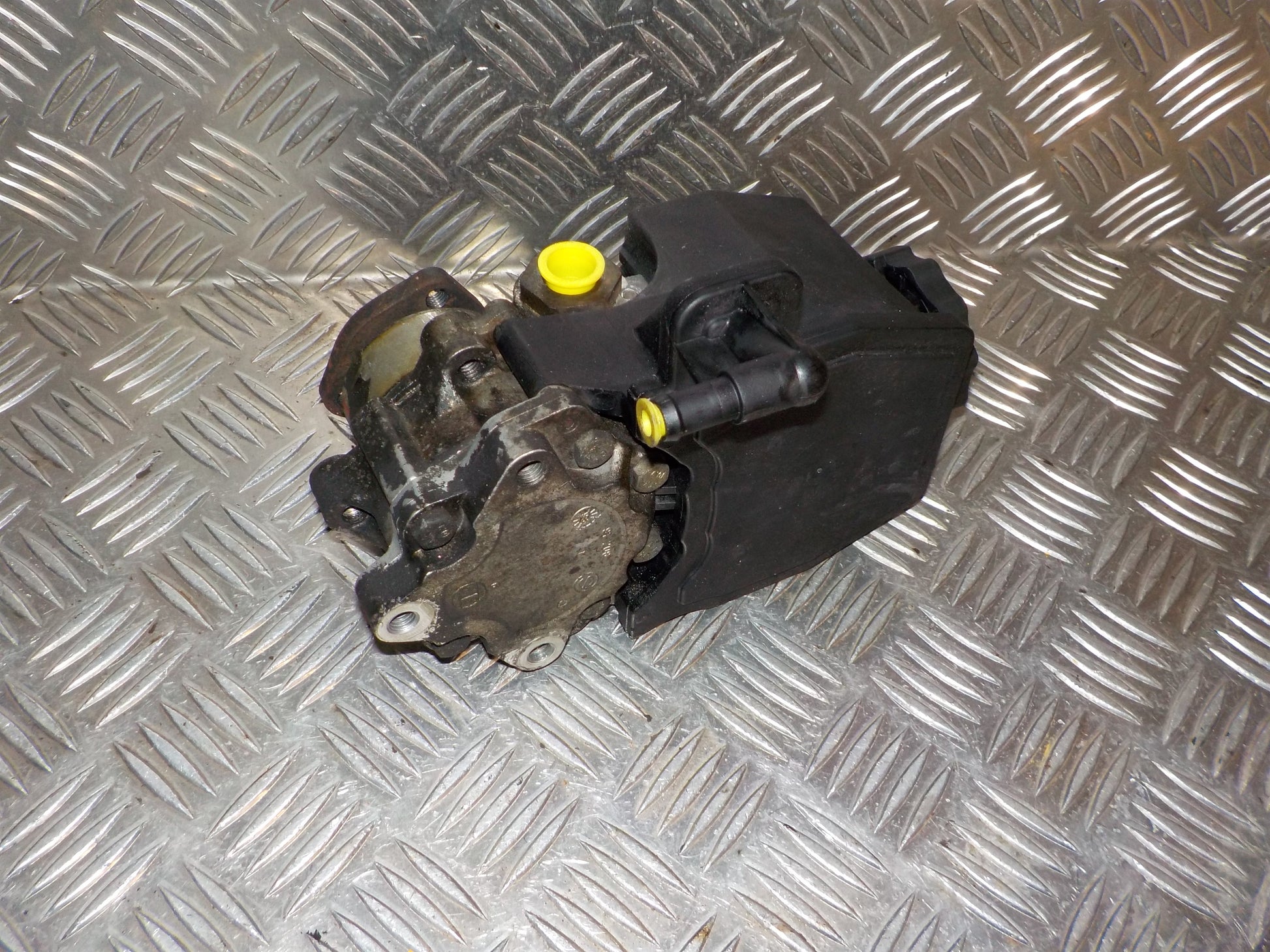 Mercedes E W210 Servopumpe Med OEM Nr. A0024662201 Fra Mercedes Ophugger