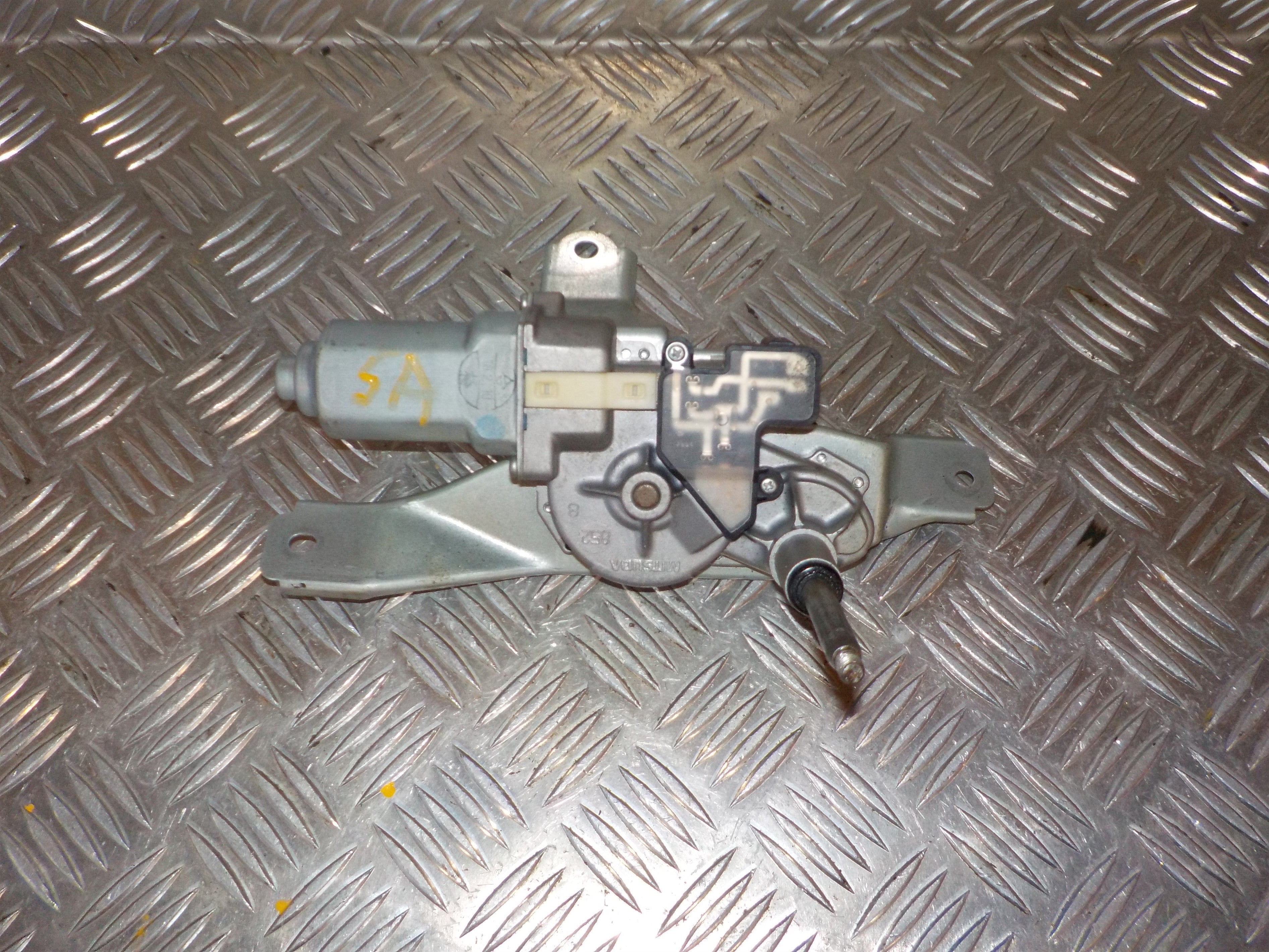 Mazda 2 De Bagrudevisker Motor Med OEM Nr. D65167450 Fra Mazda Ophugger