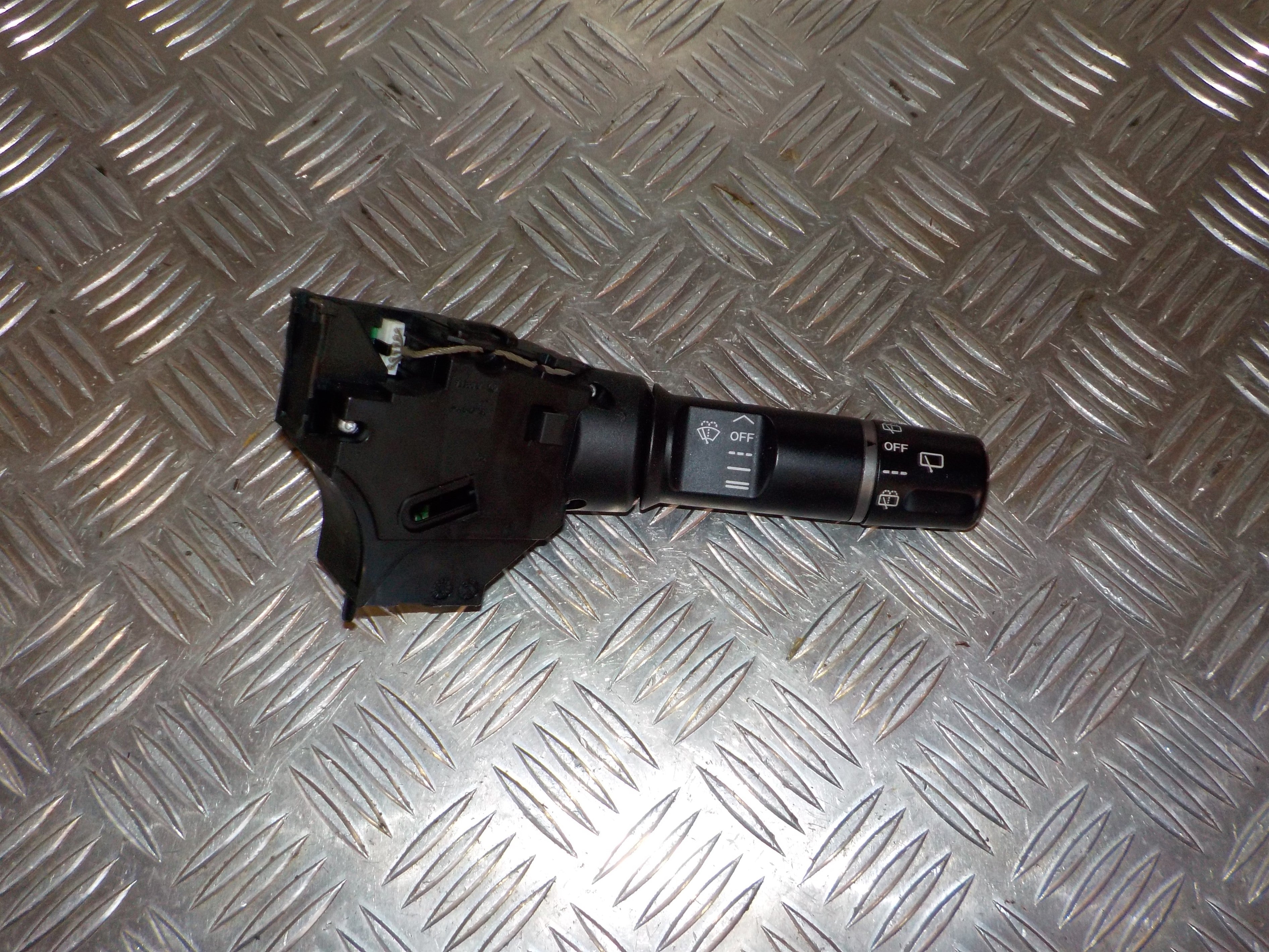 Mazda 2 De Kontakt Visker Med OEM Nr. DF7186128 Fra Mazda Ophugger