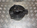 Mazda 2 De Varmeblæser Med OEM Nr. 8727000690 Fra Mazda Ophugger
