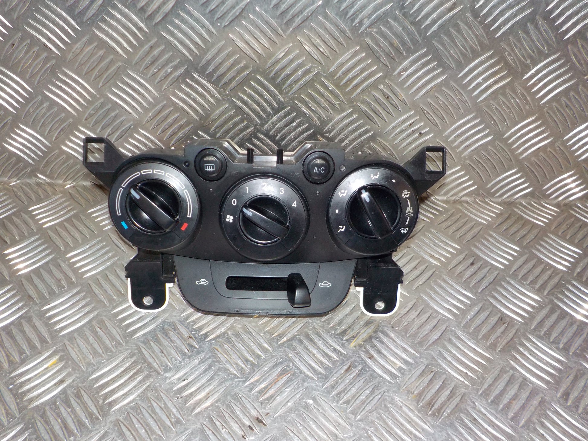 Mazda 2 DE Varmeregulering Med OEM Nr. DF789B12 Fra Mazda Ophugger