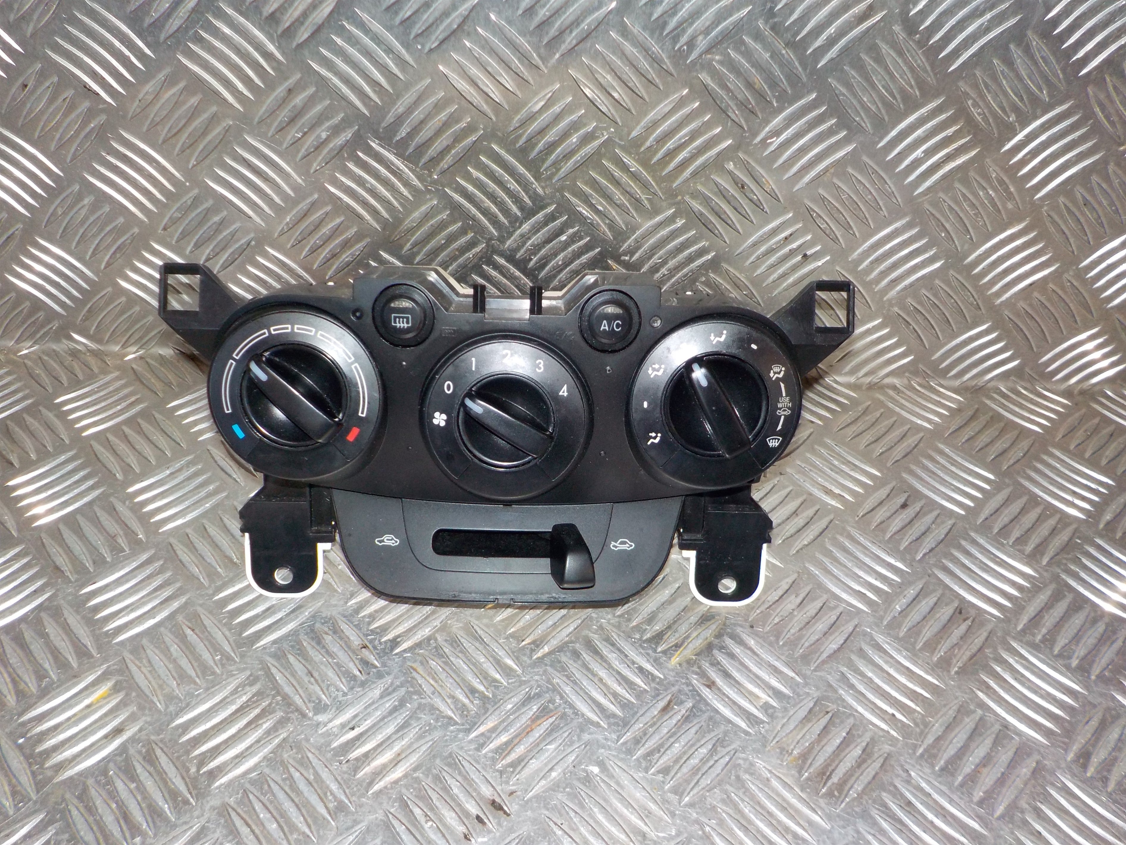Mazda 2 De Varmeregulering Med OEM Nr. DF789B12 Fra Mazda Ophugger