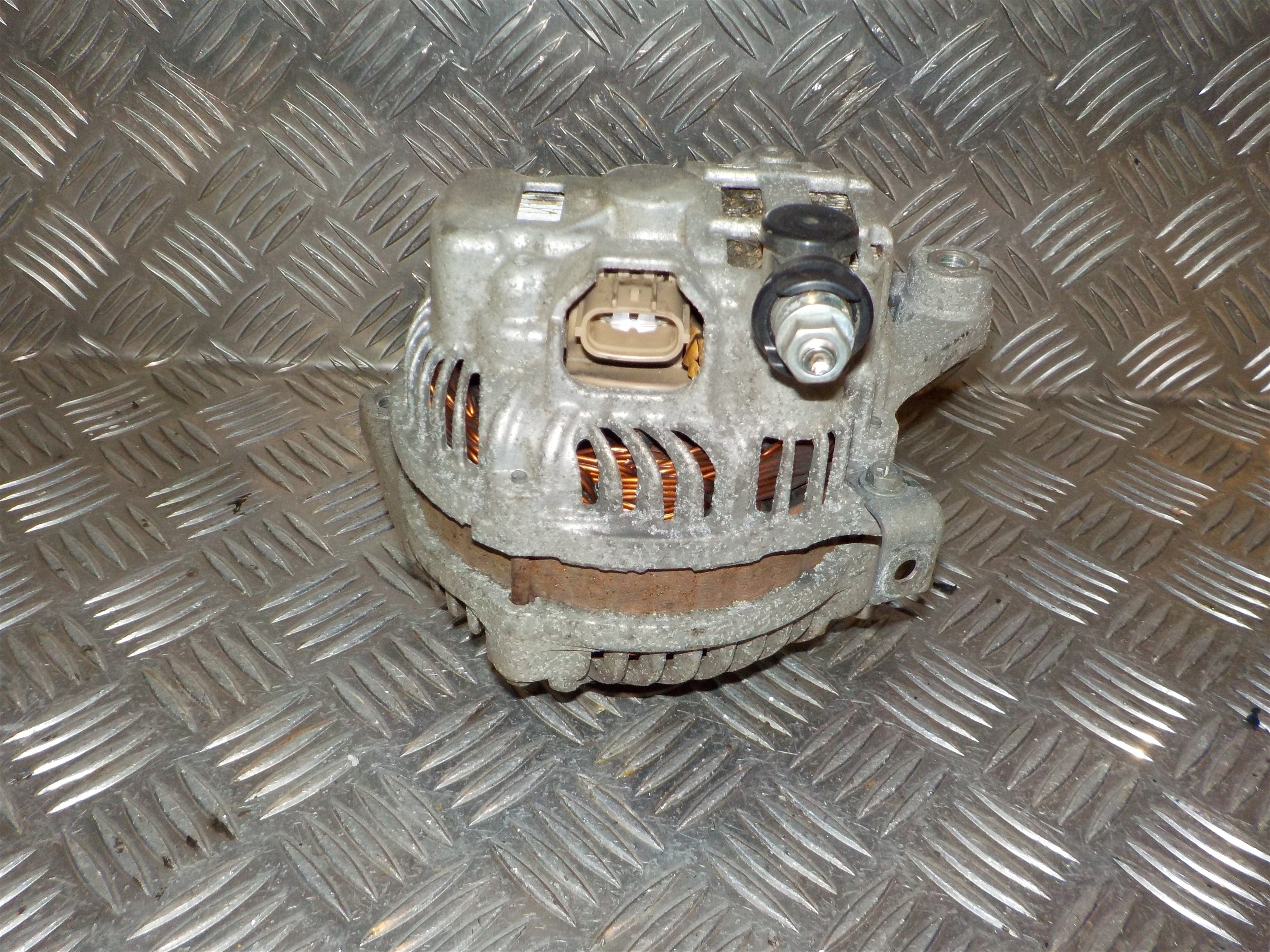 Mazda 2 De Generator Med OEM Nr. A2TG1391 Fra Mazda Ophugger